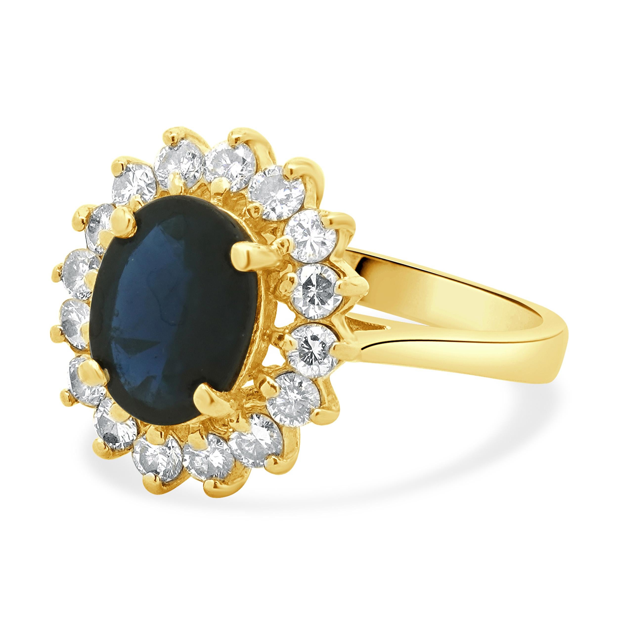 Taille ronde Bague en or jaune 14 carats avec saphir taille ovale et diamants en vente