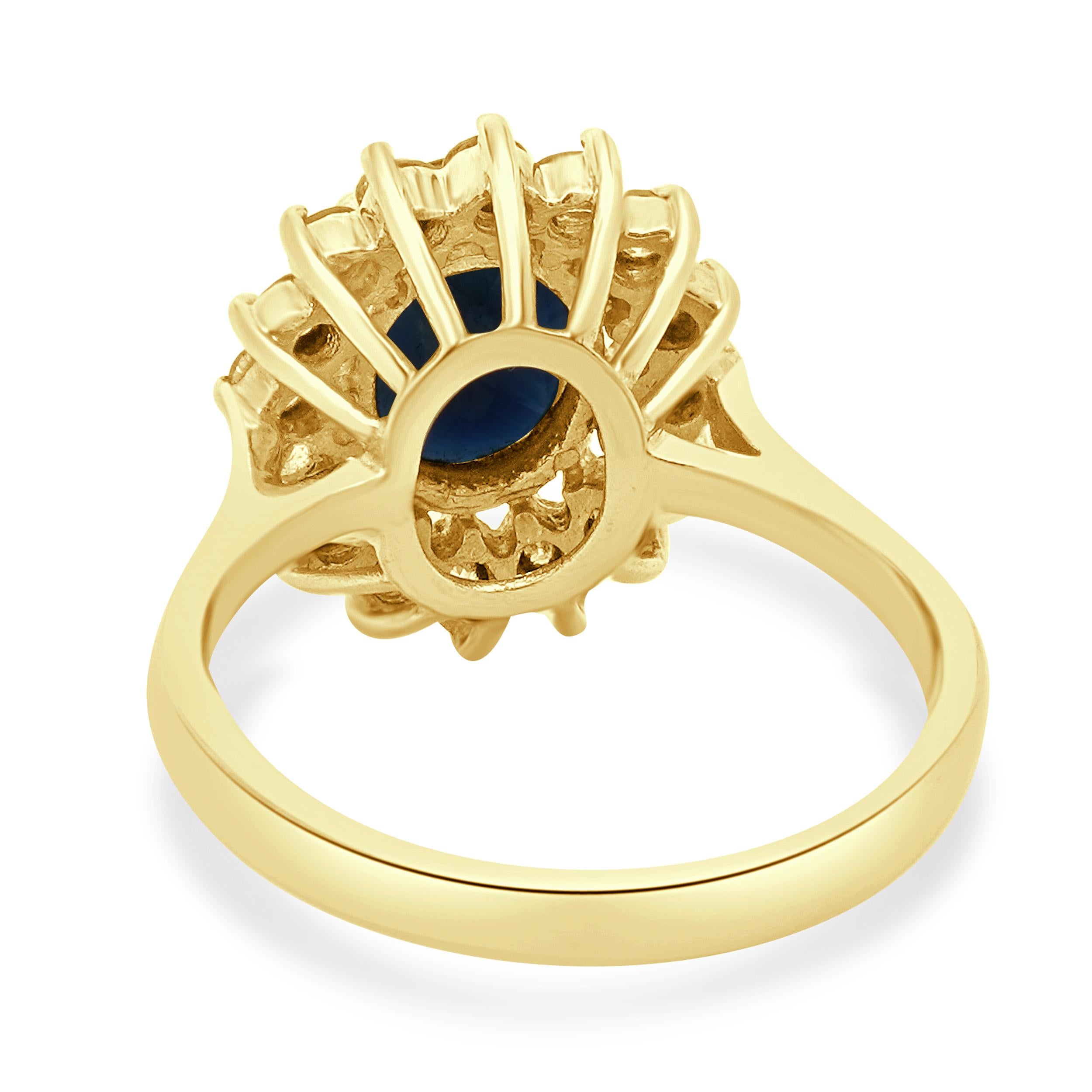 Bague en or jaune 14 carats avec saphir taille ovale et diamants Excellent état - En vente à Scottsdale, AZ