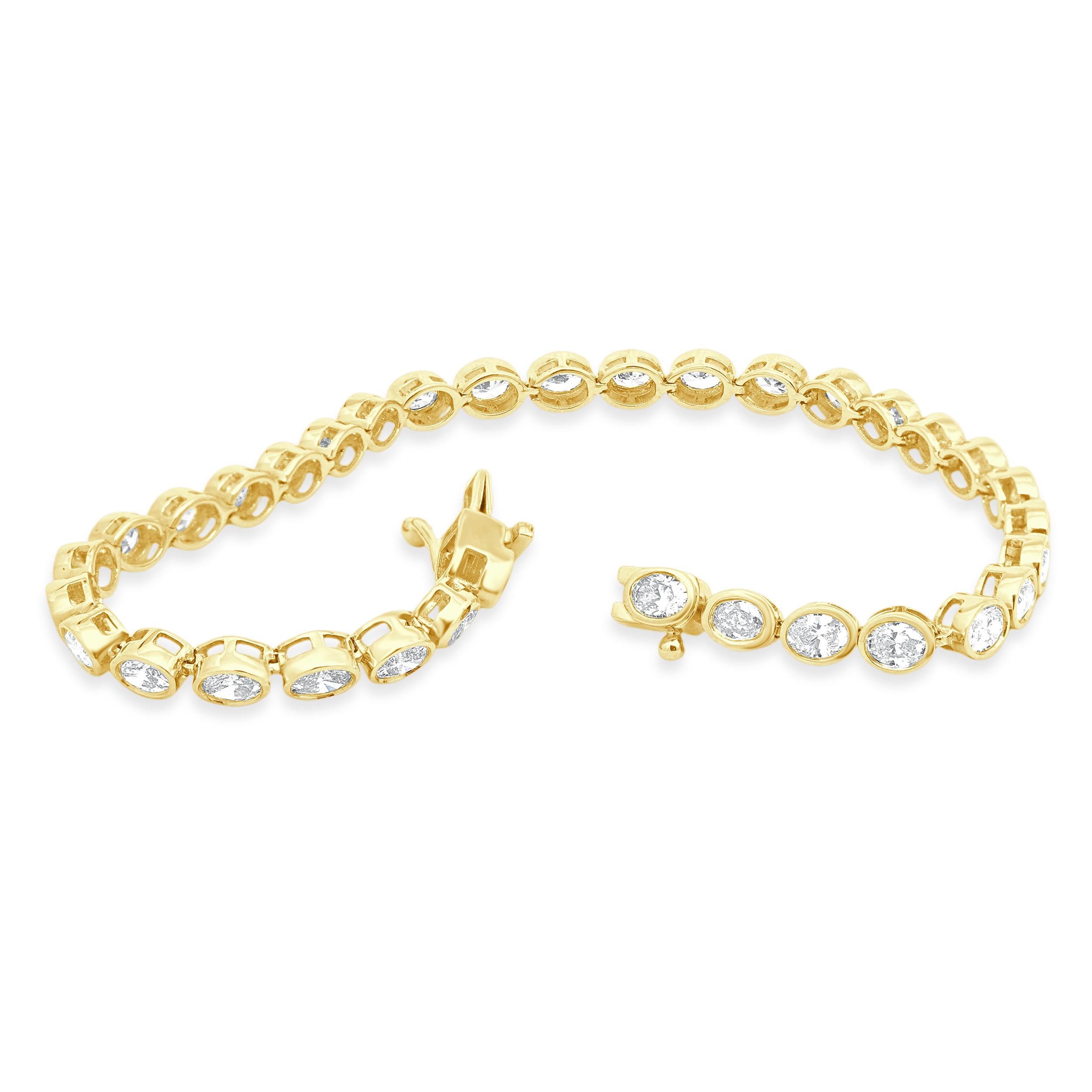 Taille ovale Bracelet en or jaune 14 carats avec diamant ovale en vente