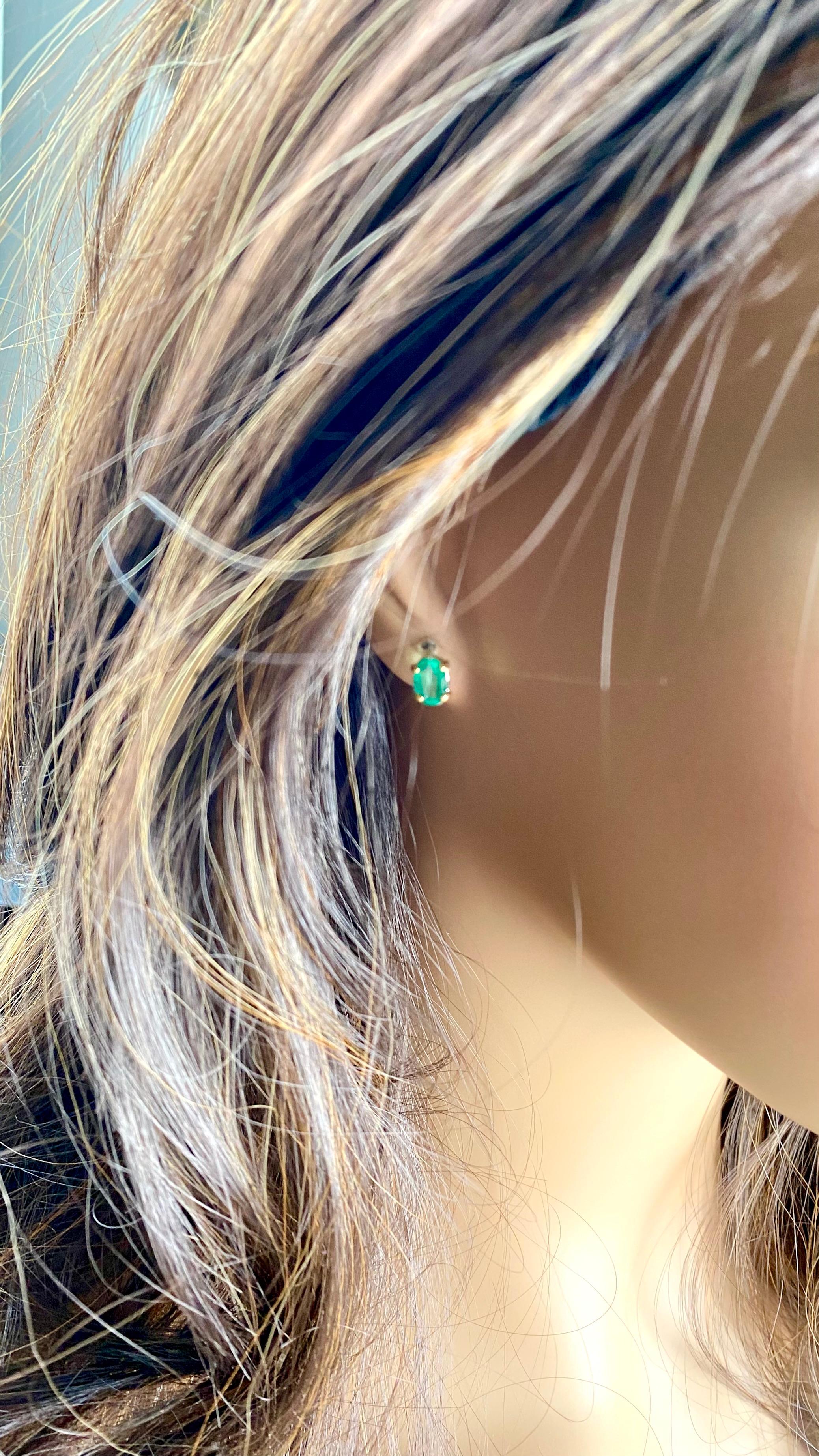 Clous d'oreilles en or jaune 14 carats avec émeraudes ovales facettées pesant 1,30 carat en vente 1