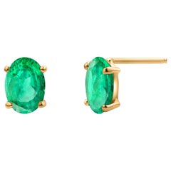Pendientes de oro amarillo de 14 quilates con esmeralda ovalada facetada de 1,30 quilates