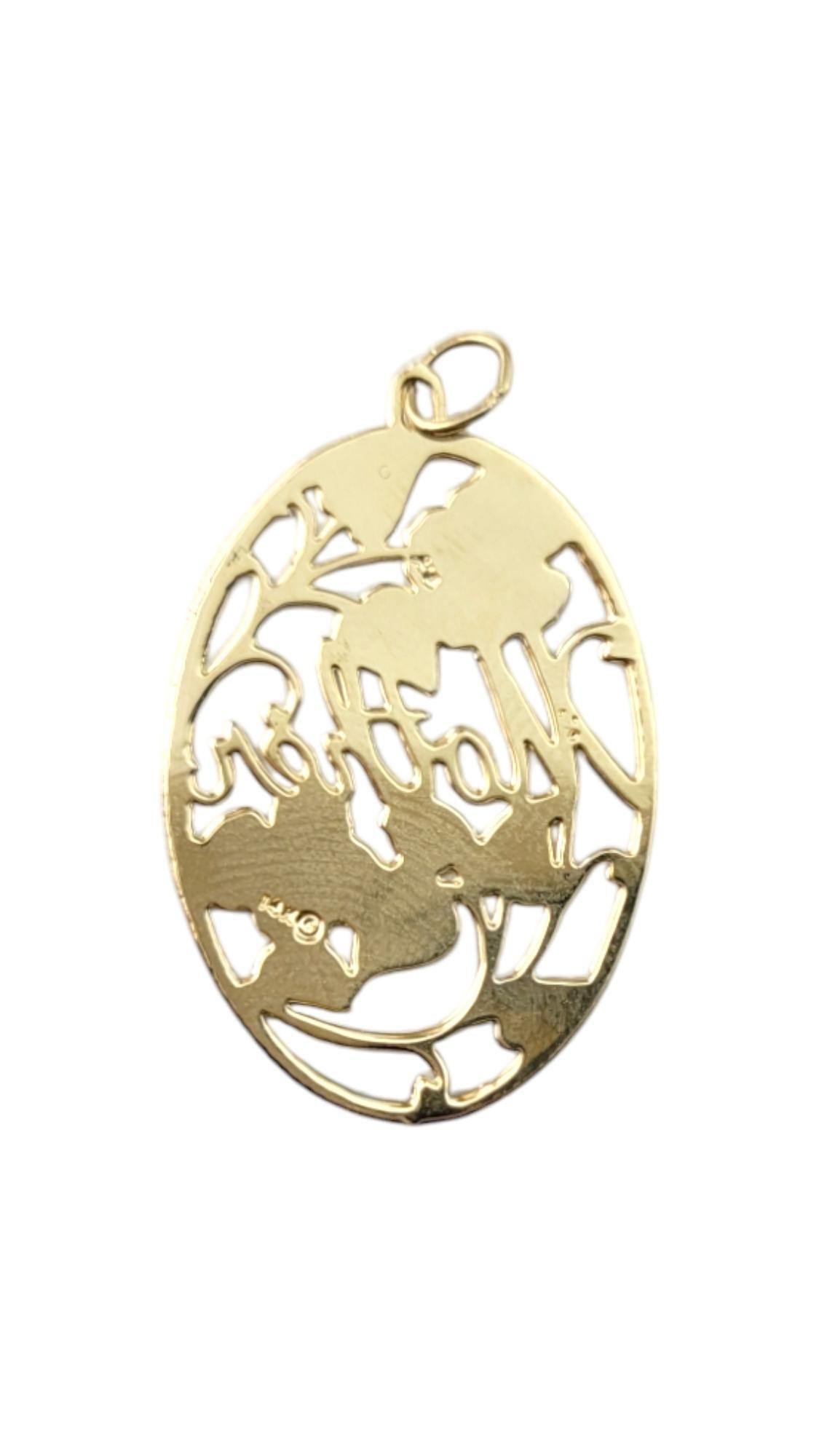 Charm madre ovale in filigrana in oro giallo 14 carati.

Questo charm ovale in filigrana per la mamma in oro giallo 14K presenta un elegante design traforato con dettagli intricati, perfetto per onorare l'amore e la devozione della maternità con un