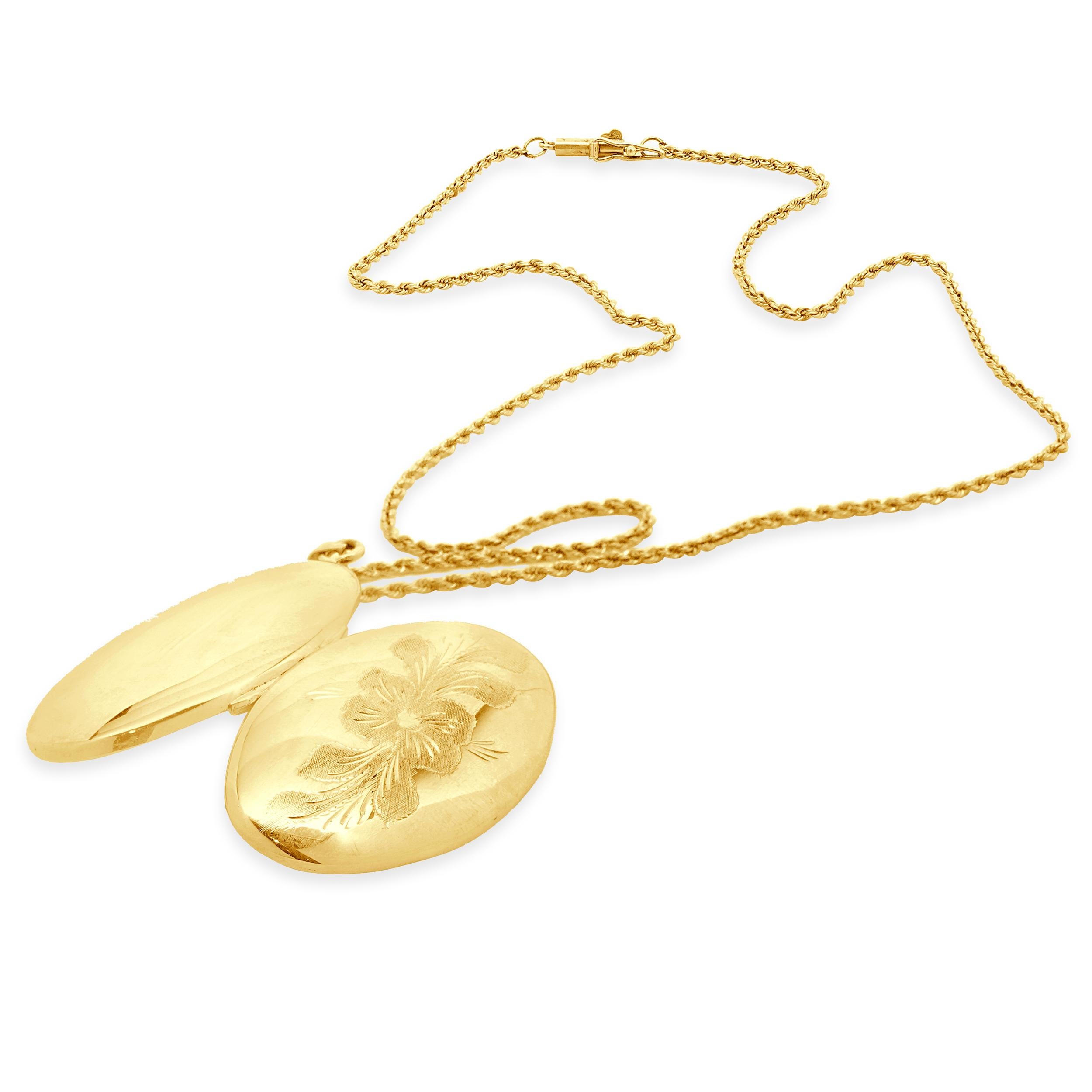 Collar Relicario Ovalado Floral Grabado Oro Amarillo 14 Kilates en Excelente estado para la venta en Scottsdale, AZ