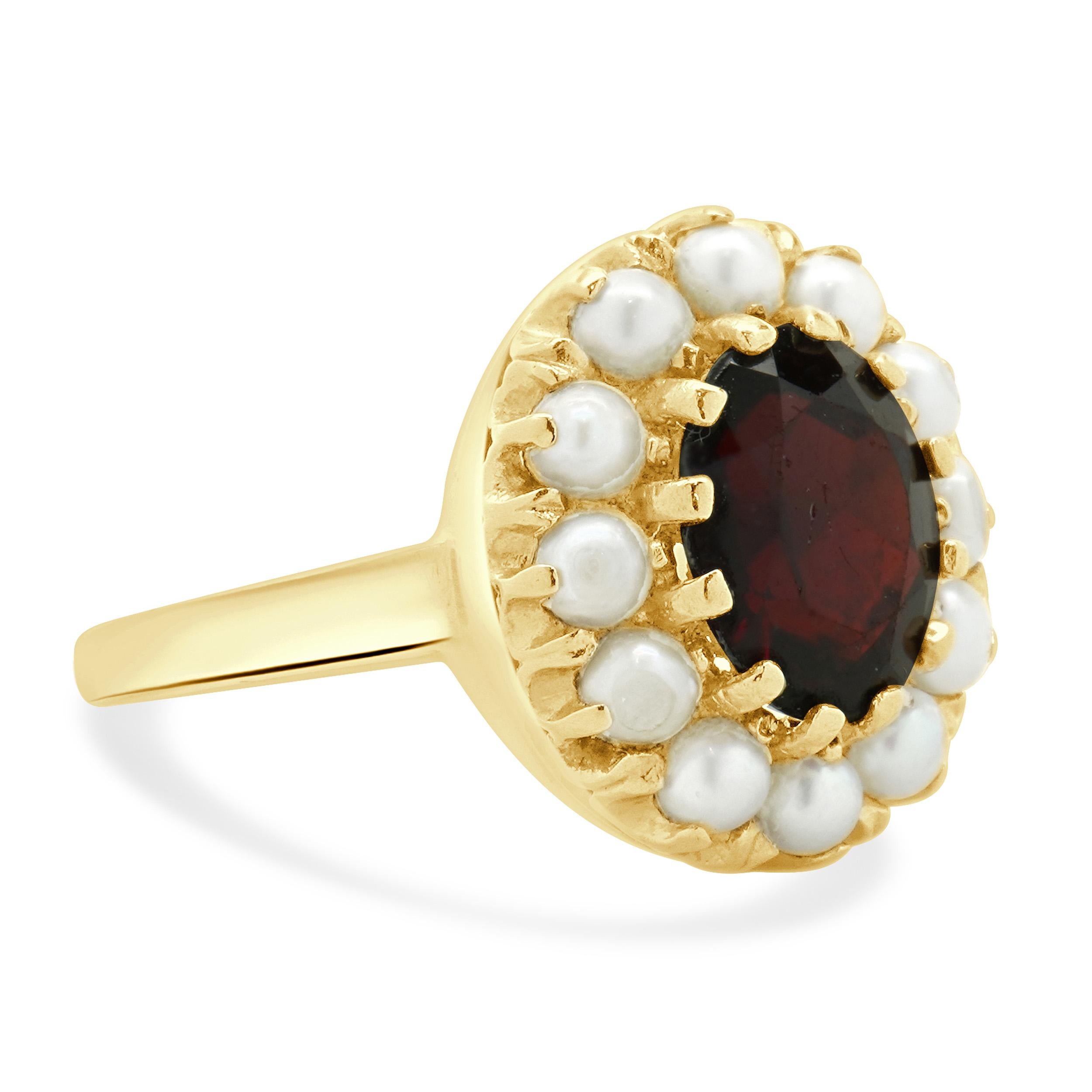 14 Karat Gelbgold Oval Granat und Perle Halo Ring im Zustand „Hervorragend“ im Angebot in Scottsdale, AZ