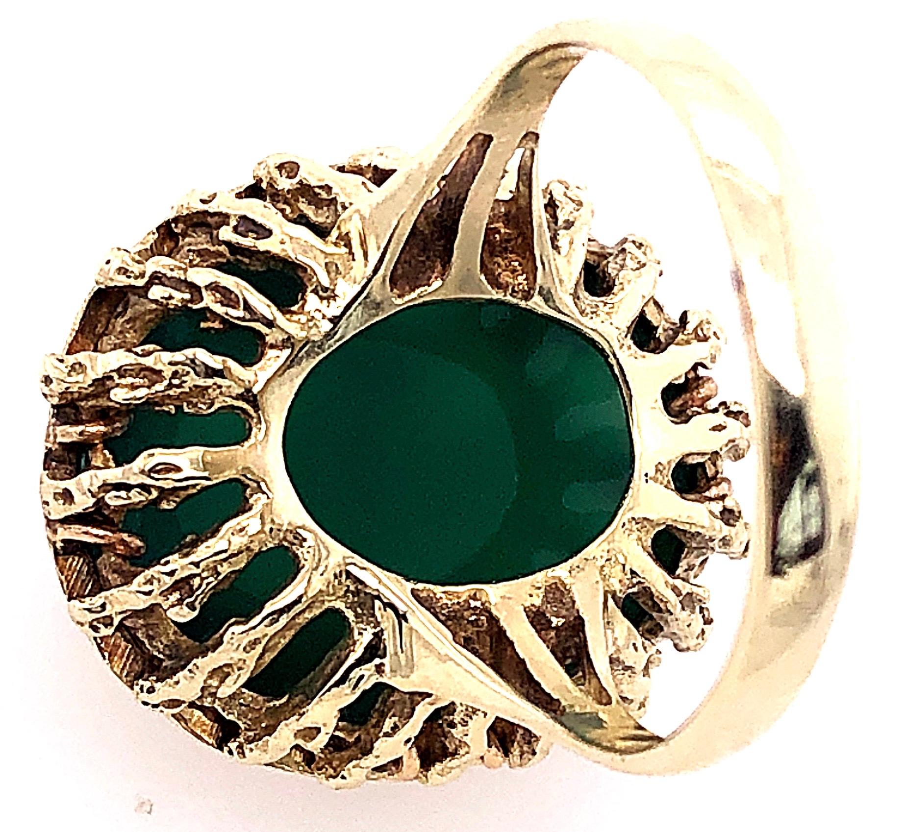 14 Karat Yellow Gold Oval Green Onyx with Filigree Overlay Solitaire Ring For Sale 1
