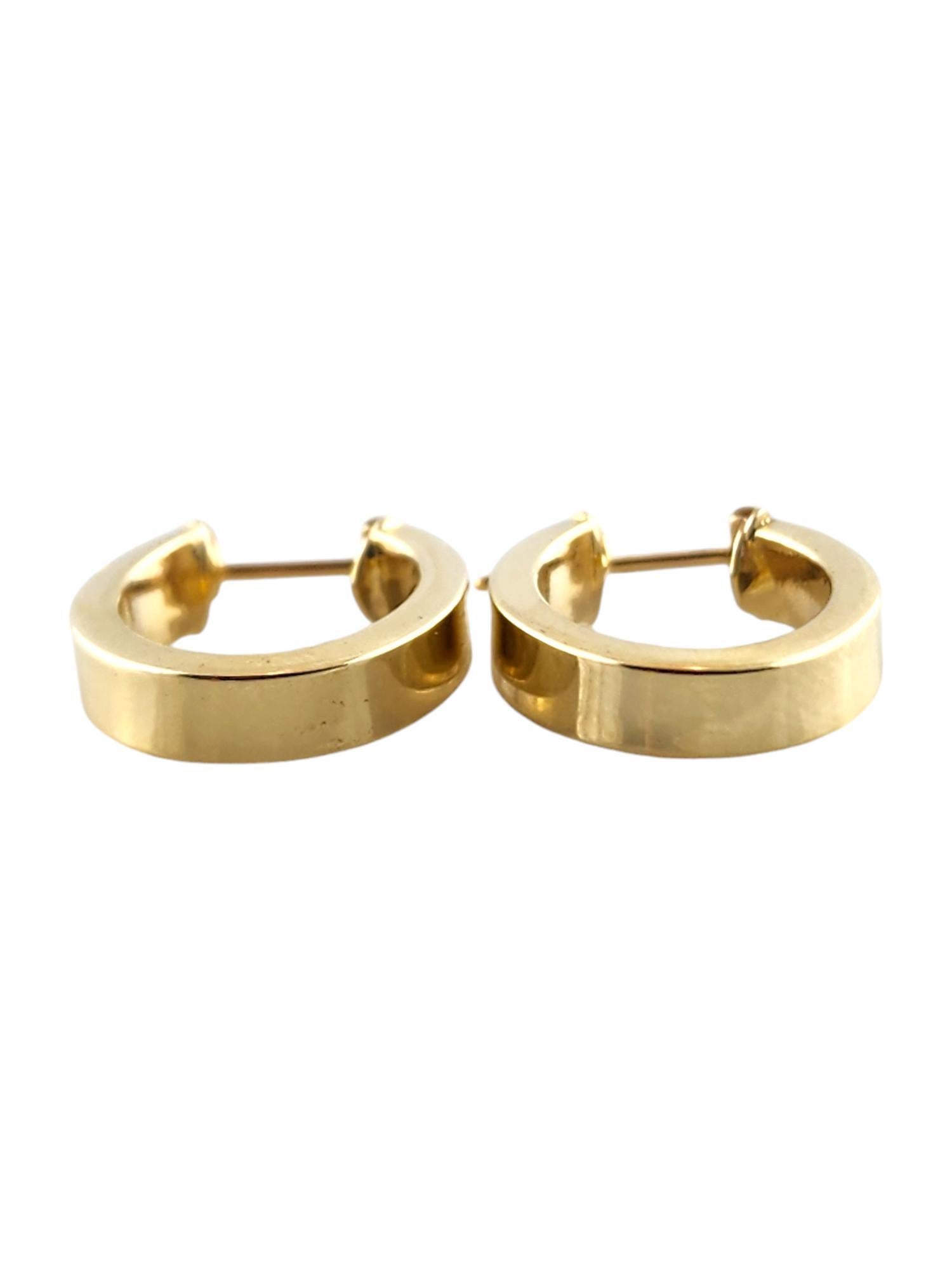 14 Karat Yellow Gold Oval Hoop Earrings

This gorgeous set of oval hoop earrings were crafted from 14K yellow gold for a stunning finish that will look amazing on you!

Size: 19.3mm X 15.7mm X 4.1mm

Weight: 1.85 dwt/ 2.87 g

Hallmark: 585