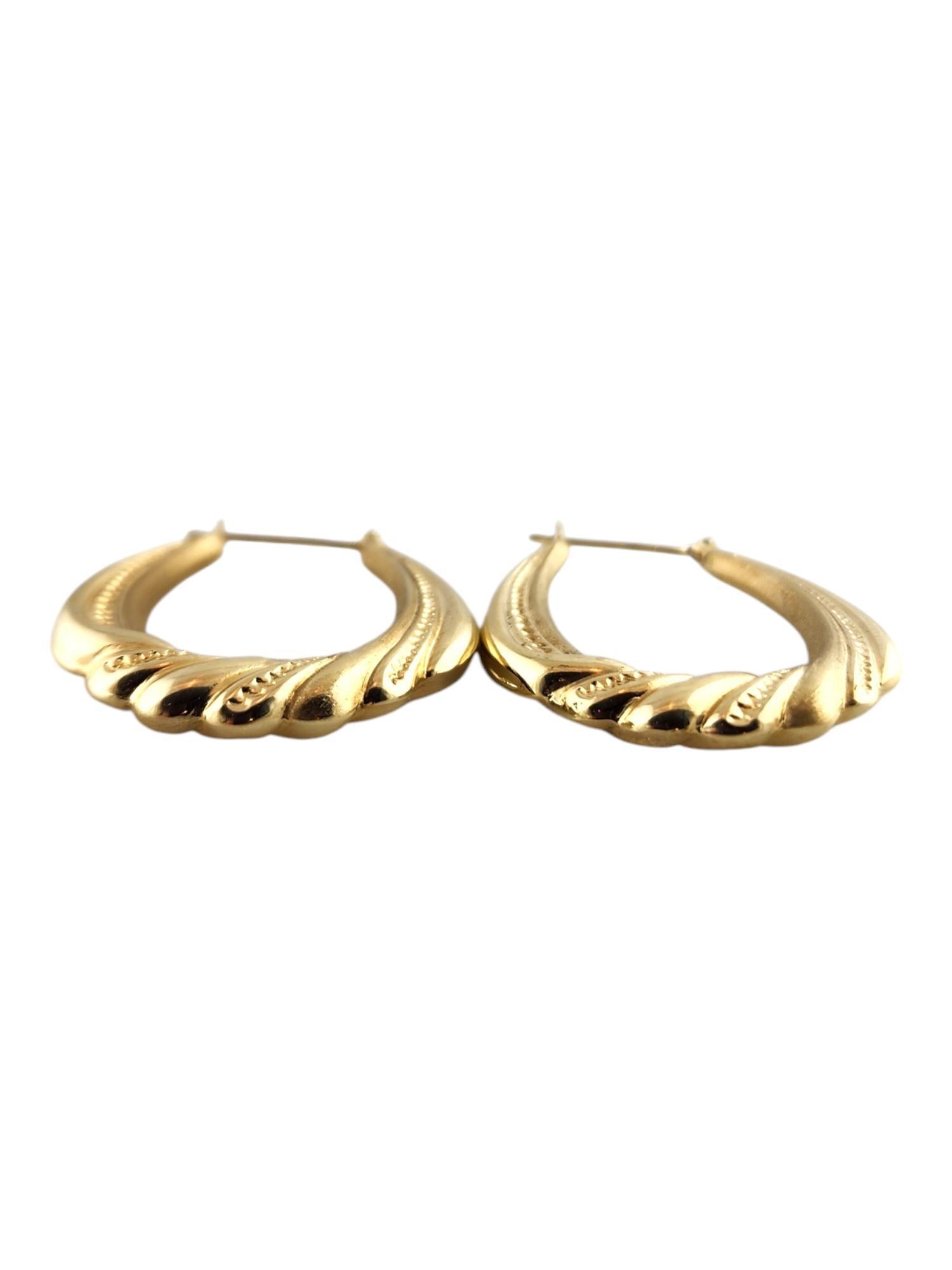 Boucles d'oreilles ovales en or jaune 14 carats

Ces magnifiques anneaux ovales ont été fabriqués en or jaune 14 carats dans un design magnifique !

Taille : 34.80mm X 27.6mm X 4.5mm

Poids : 3,40 g/ 2,19 dwt

Poinçon : 14K

Très bon état, polissage