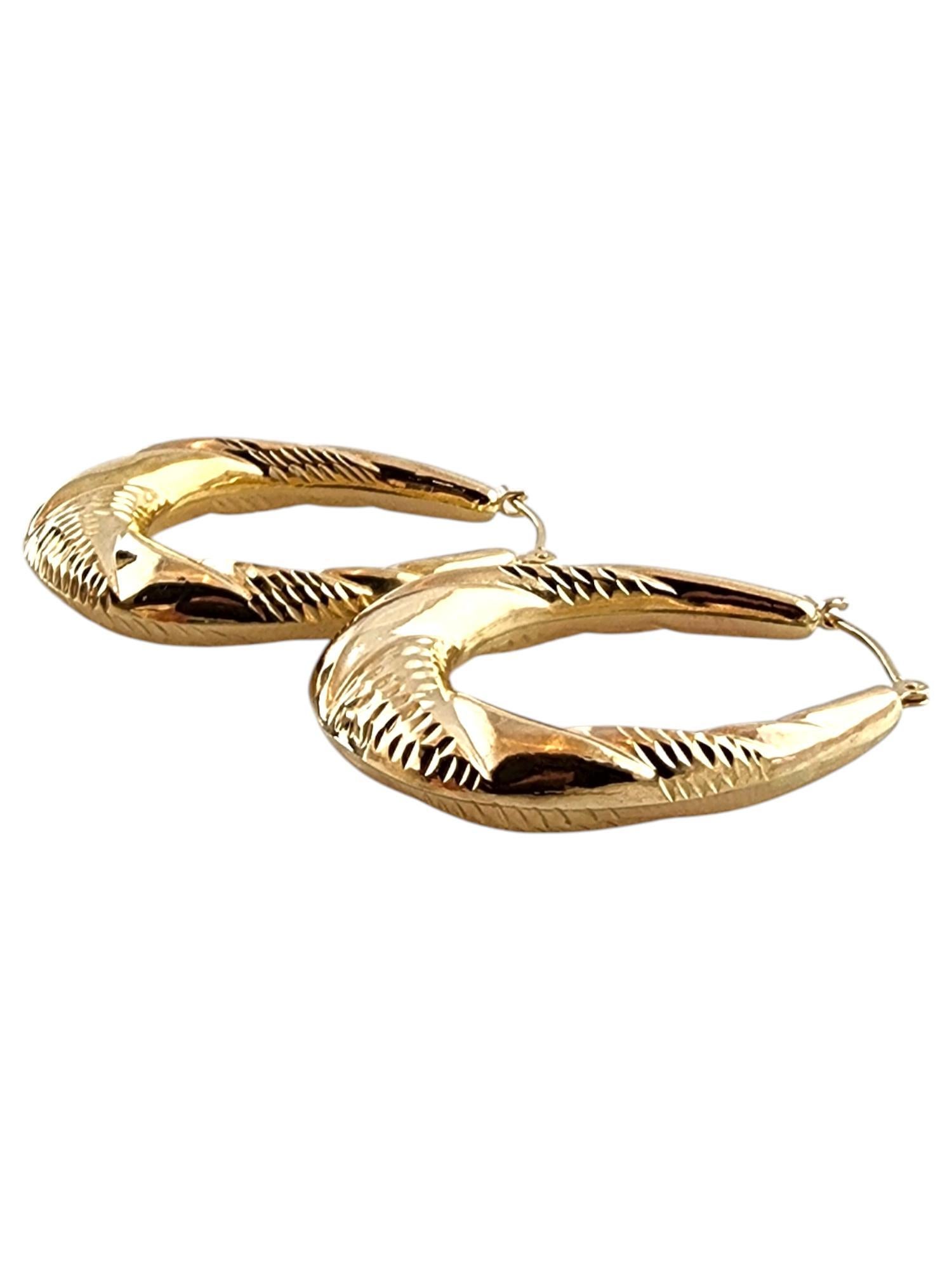 14 Karat Yellow Gold Hoop Earrings

These stunning hoop earrings were crafted from 14K yellow gold with amazing detailing!

Size: 33.7mm X 5.5mm X 7.9mm

Weight: 3.1 g/ 2.0 dwt

Hallmark: EL 14K

Very good condition, professionally polished.

Will