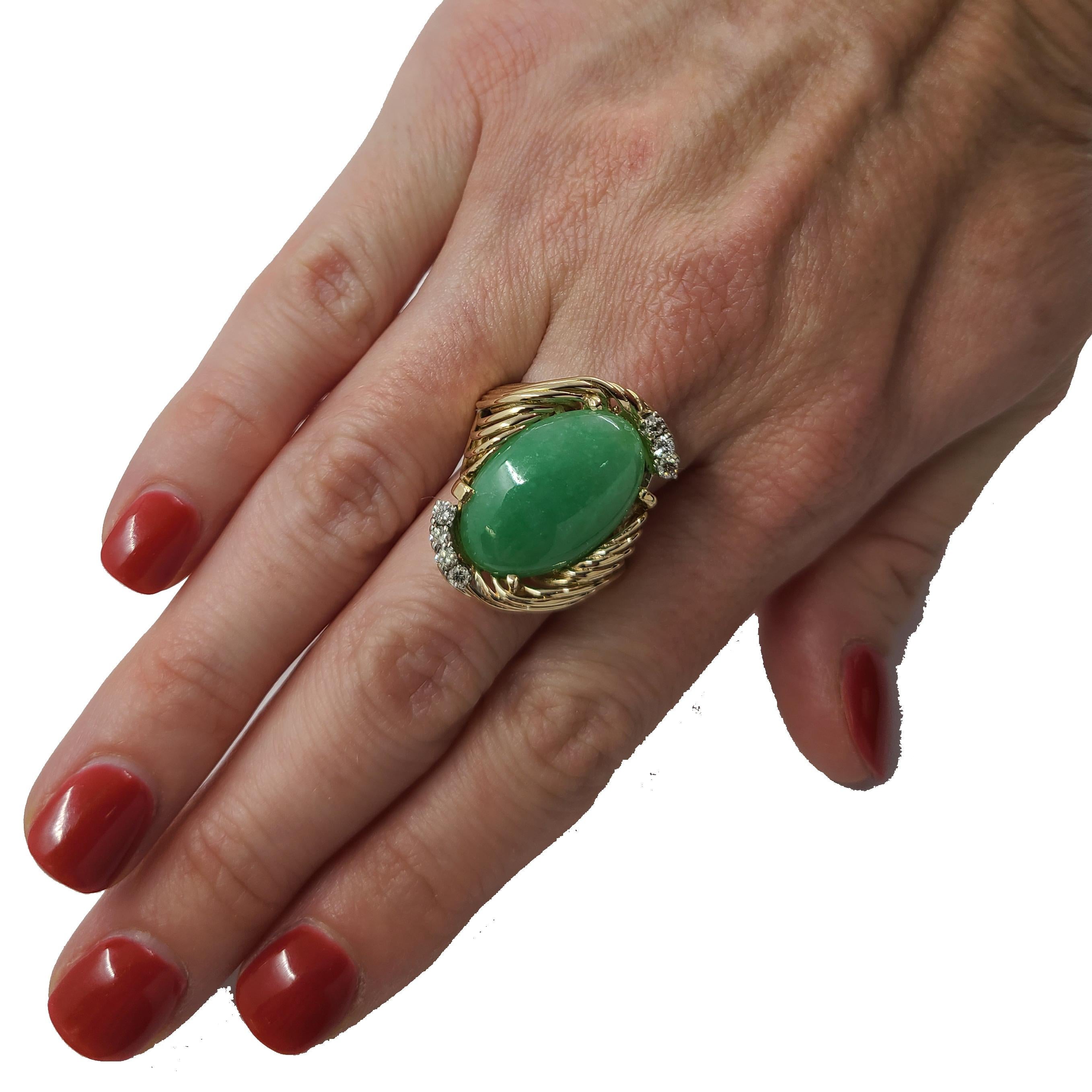 14 Karat Yellow Gold Oval Jadeite Cocktail Ring In Good Condition In Coral Gables, FL
