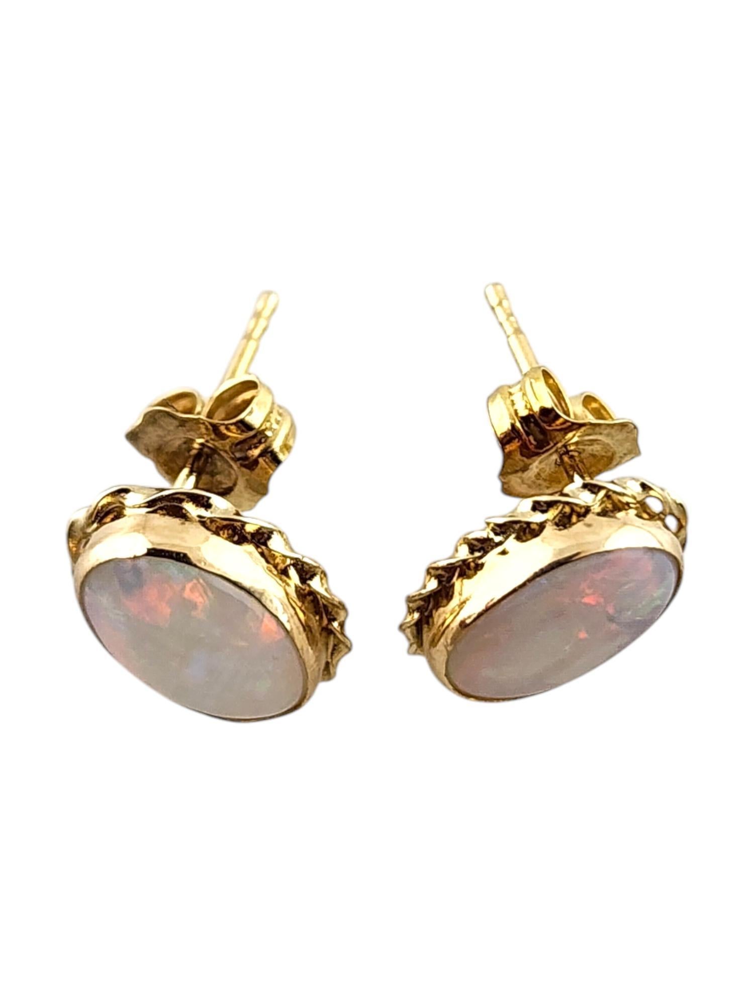 14 Karat Yellow Gold Oval Opal Earrings

These stunning stud earrings feature two white opal stones set in 14K yellow gold for a gorgeous finish!

Size: 5.35mm X 7.48mm X 3.40mm

Weight: 0.9 g/ 0.6 dwt

Hallmark: 585

Very good condition,