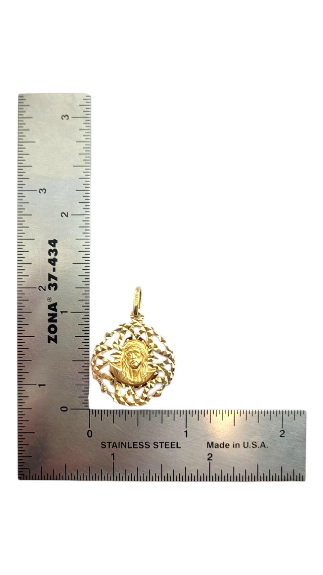 14 Karat Yellow Gold Oval Reversable Jesus Christ and Virgin Mary Pendant #21126 For Sale 4