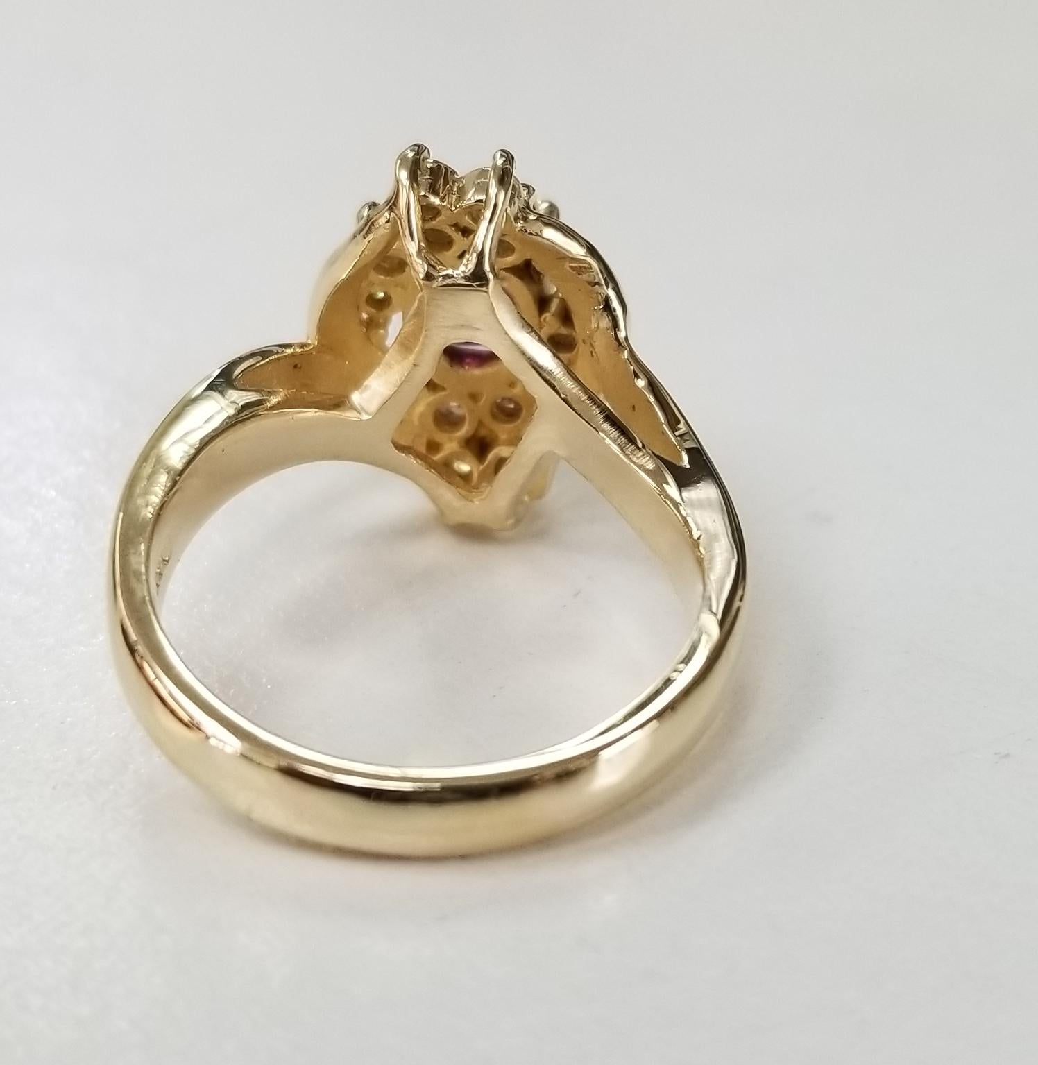 Ovaler Rubin-Diamantring aus 14 Karat Gelbgold (Ovalschliff) im Angebot