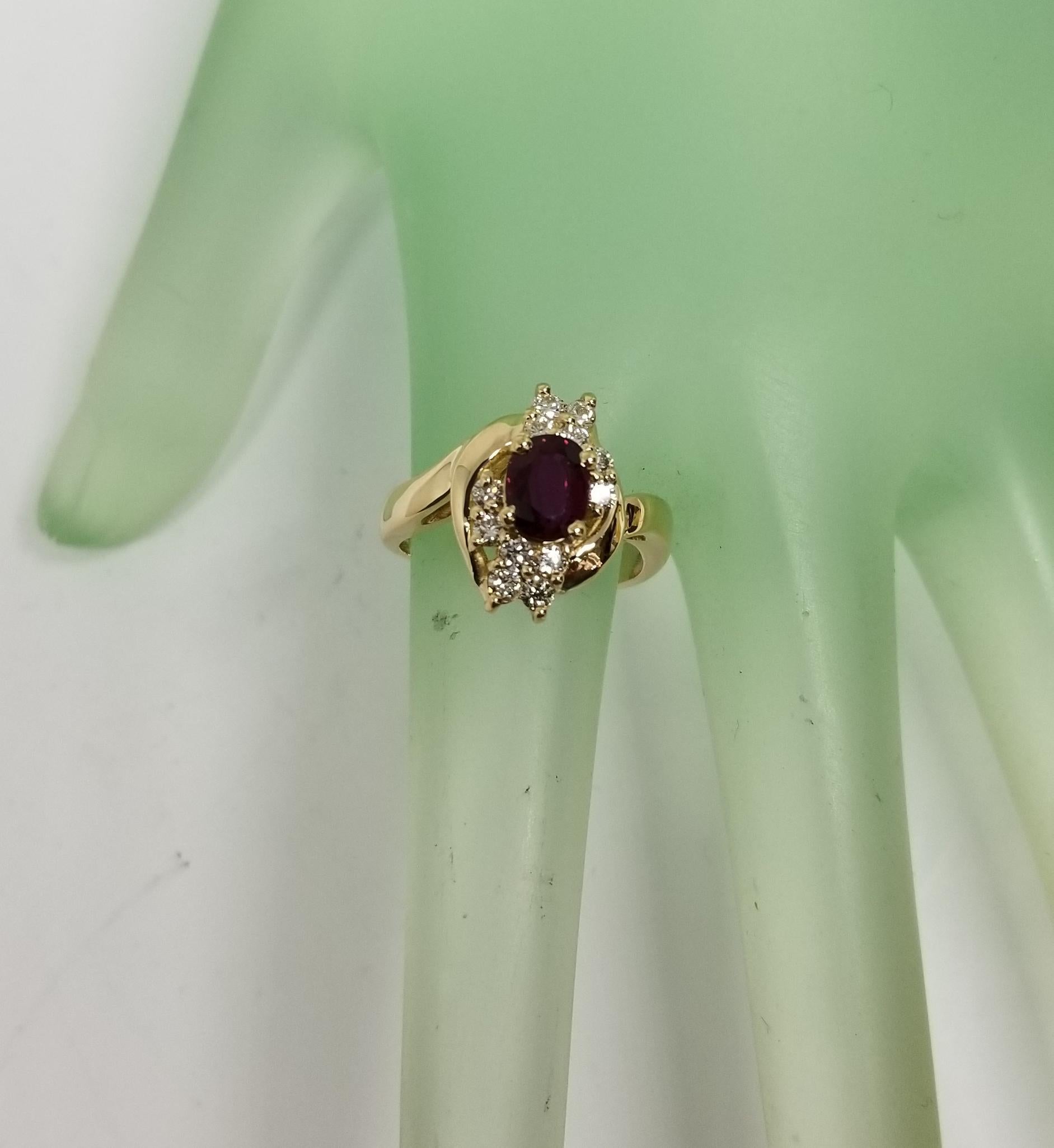 Ovaler Rubin-Diamantring aus 14 Karat Gelbgold Damen im Angebot
