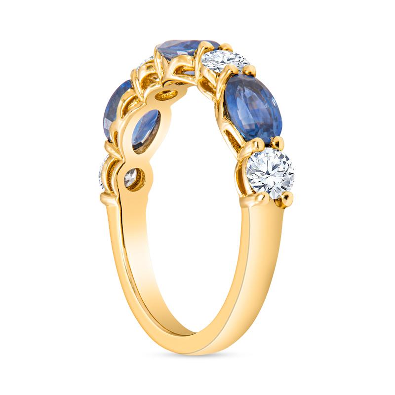 Taille ovale Bague en or jaune 14 carats avec saphir de forme ovale et diamants en vente