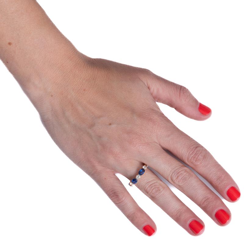 Bague en or jaune 14 carats avec saphir de forme ovale et diamants Neuf - En vente à Houston, TX