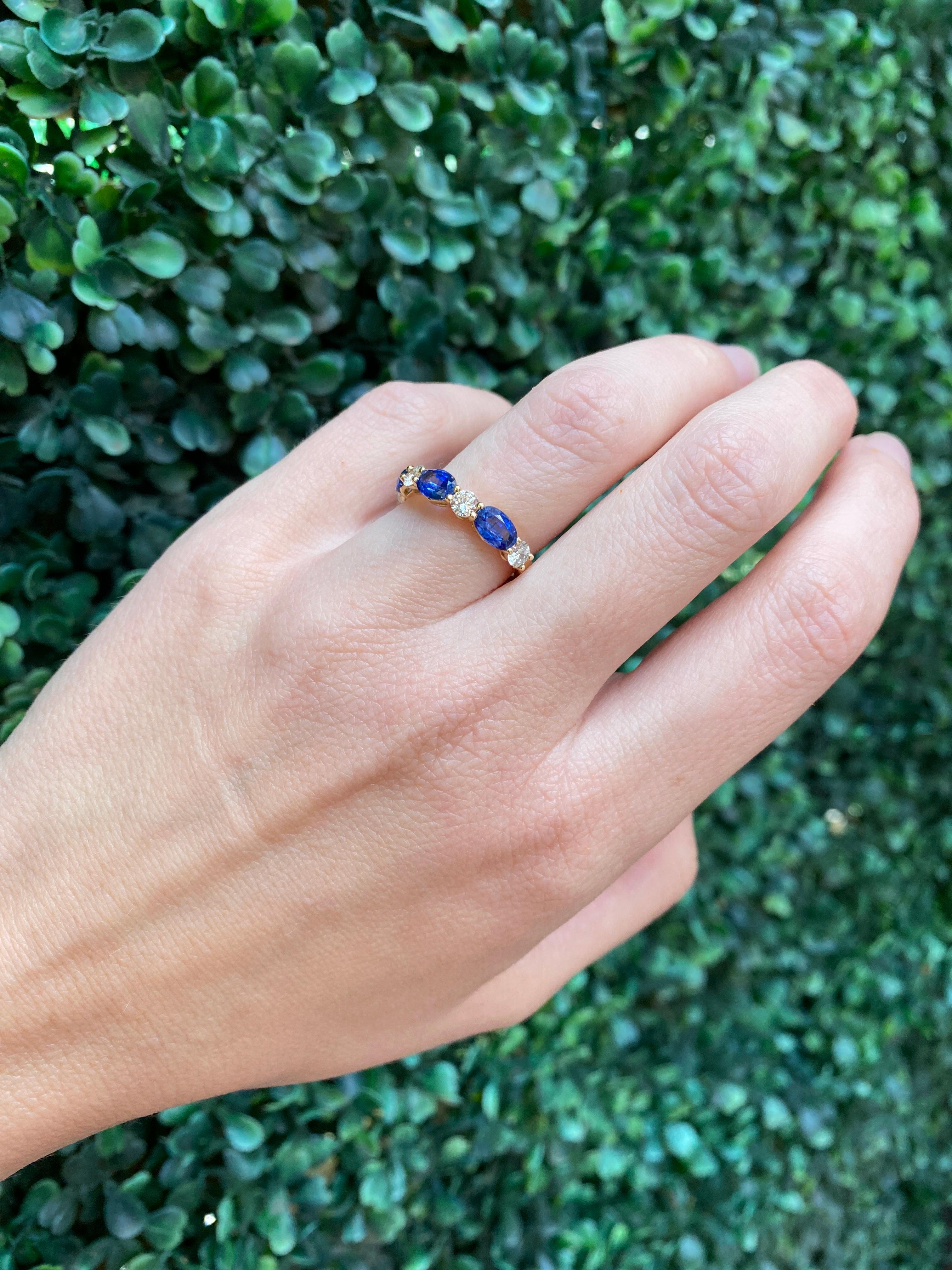 Bague en or jaune 14 carats avec saphir de forme ovale et diamants Unisexe en vente