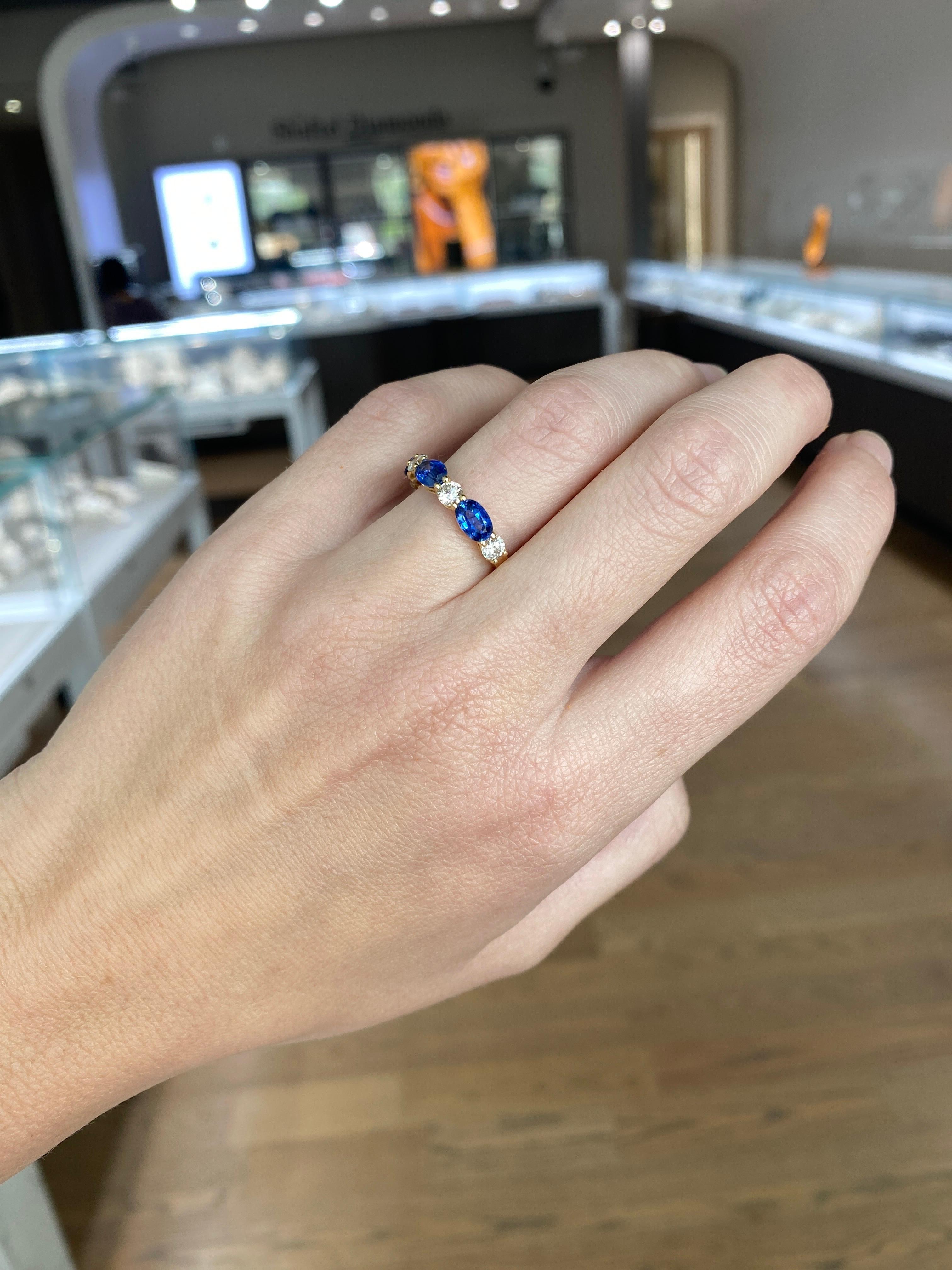 Bague en or jaune 14 carats avec saphir de forme ovale et diamants en vente 1