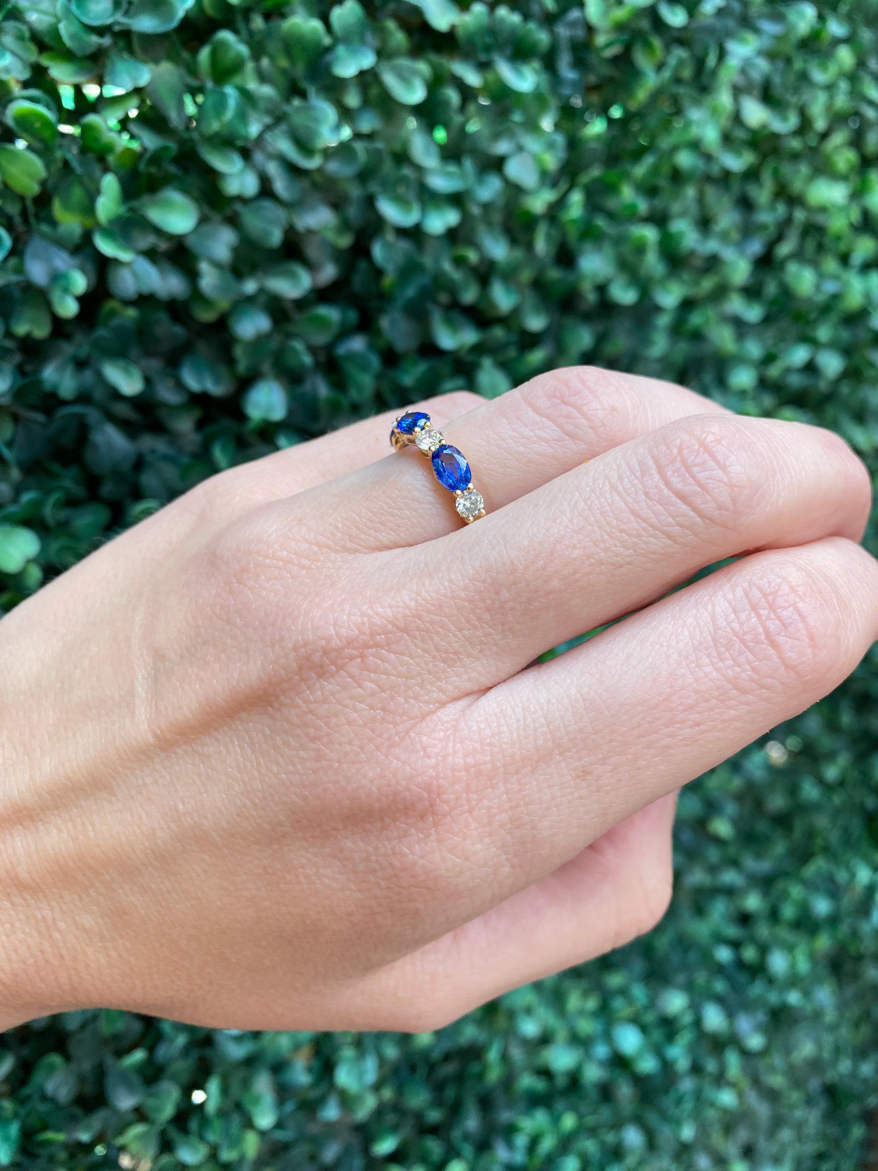 Bague en or jaune 14 carats avec saphir de forme ovale et diamants en vente 3