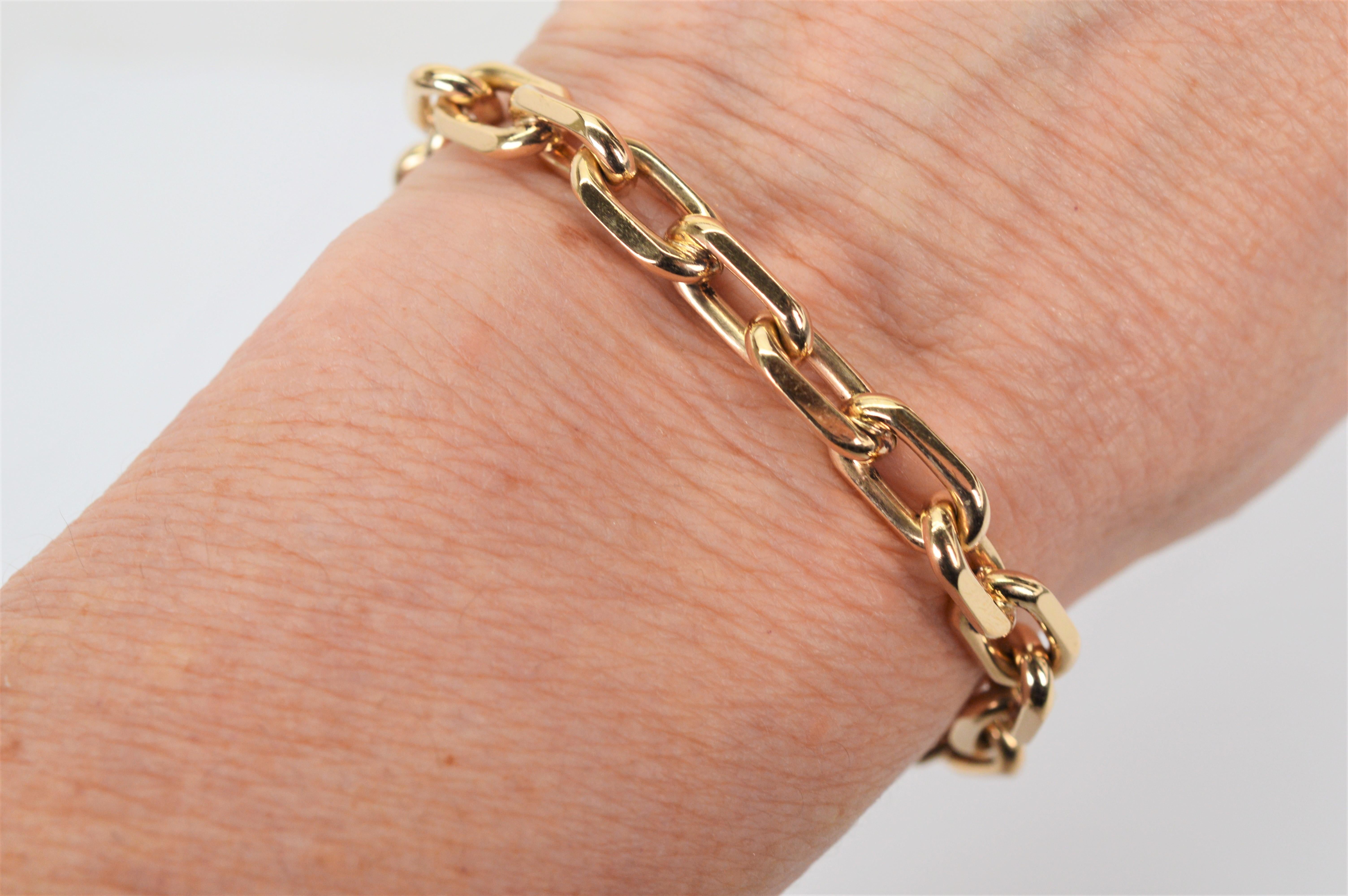 On trend in 14 karat yellow gold, heavy gauge interlocking 1/2 x1/4 inch elongated links create this 7-1/2 inch bracelet. Angled details of the gold links have a satin finish. This attractive piece is finished with a spring ring clasp. Gift boxed. 