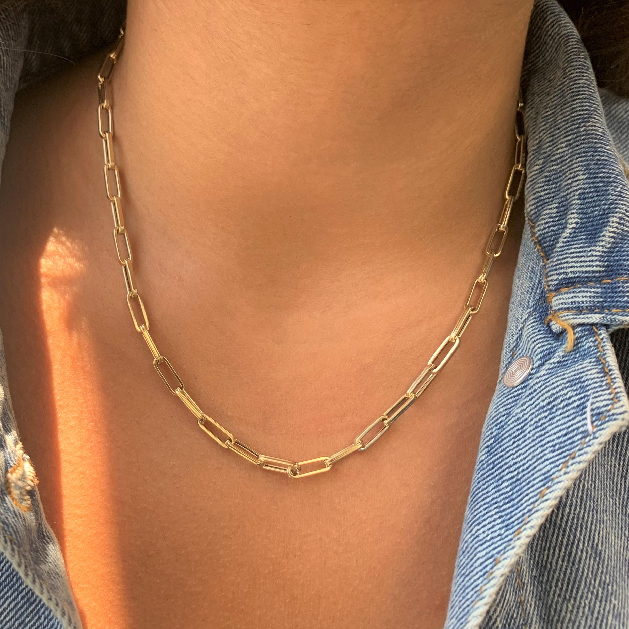 Diese klassische und doch trendige Goldkette mit Büroklammer ist ein Klassiker im Schmuckkästchen jeder Person! Diese Büroklammer-Gliederkette aus 14K Gelbgold ist die perfekte Ergänzung für Ihr Schmuckkästchen. Kaufen Sie eine und tragen Sie sie