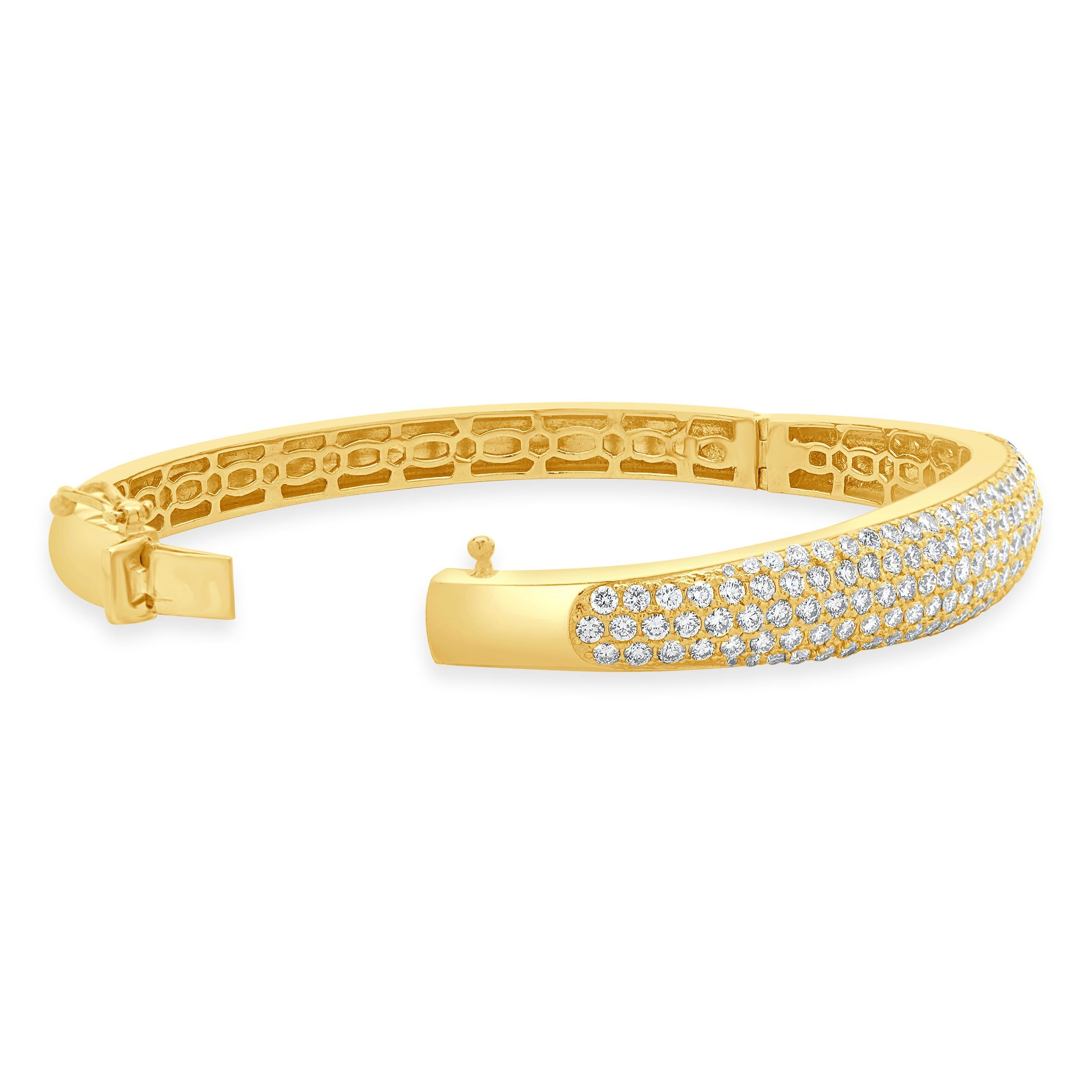 14 Karat Yellow Gold Pave Diamond Bangle Bracelet In Excellent Condition For Sale In Scottsdale, AZ
