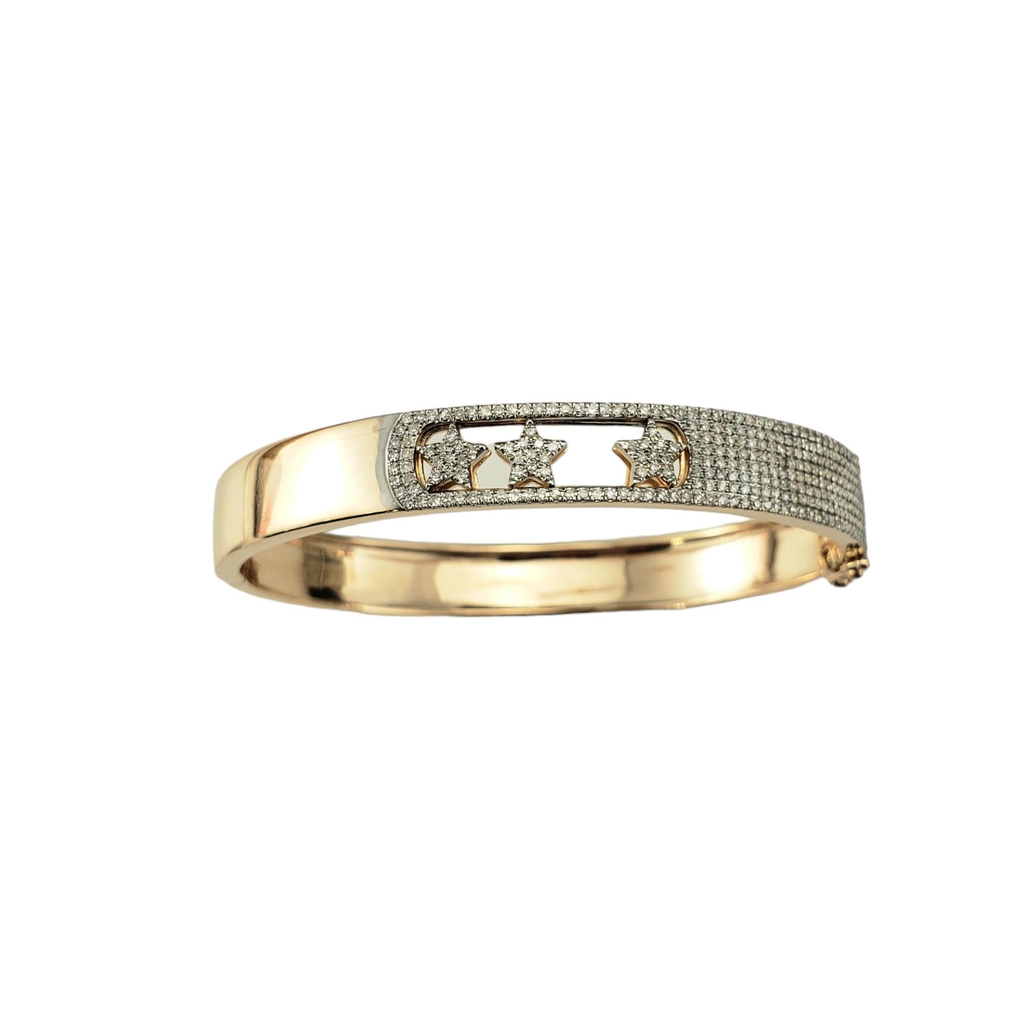 Bracciale con stelle mobili in oro giallo 14 carati con pavé di diamanti

Questo scintillante braccialetto bangle a stella presenta 321 diamanti rotondi a taglio singolo incastonati nel classico oro giallo 14K.  Larghezza: 8 mm.
Chiusura a