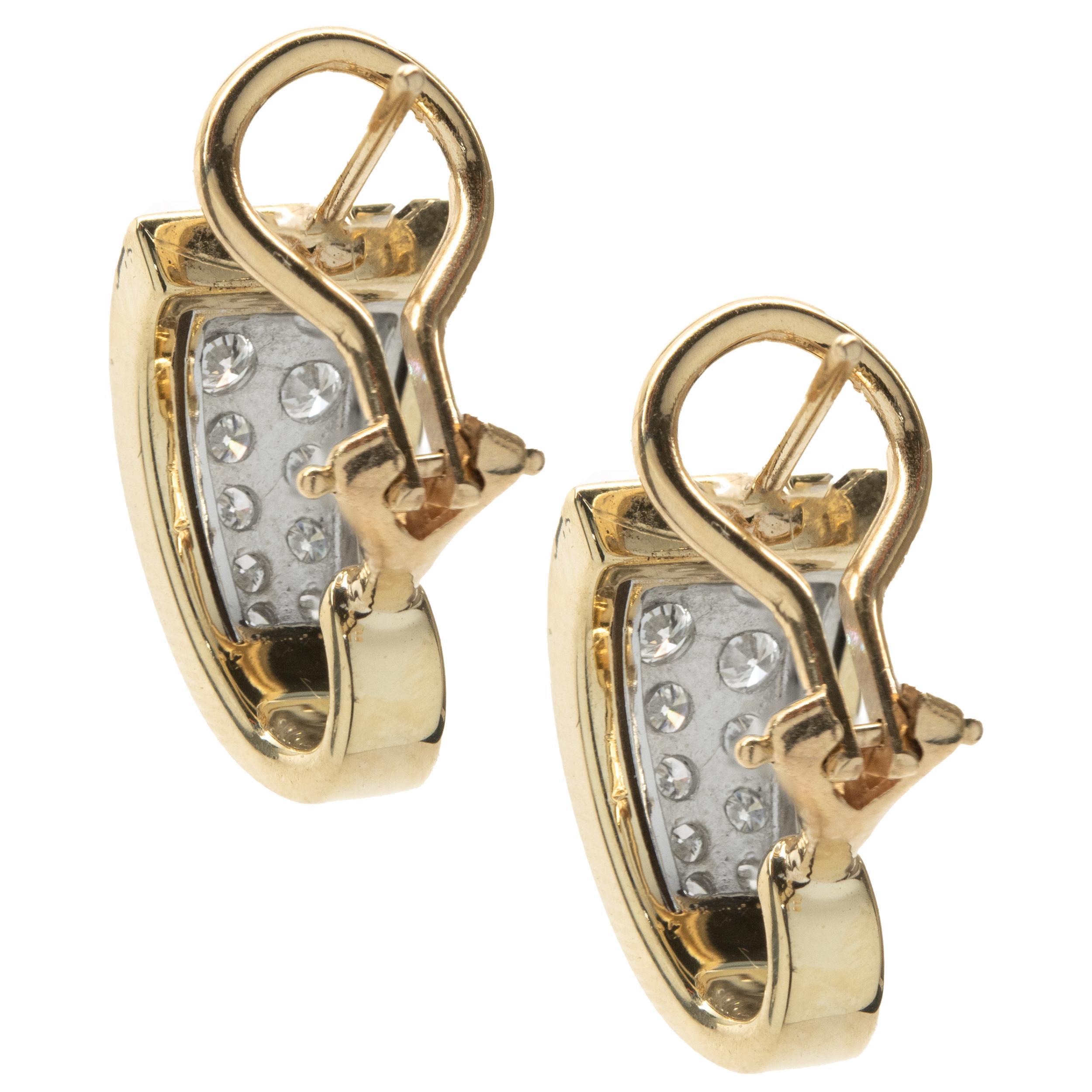 Dreieckige Huggie-Ohrringe aus 14 Karat Gelbgold mit Pavé-Diamant (Rundschliff)