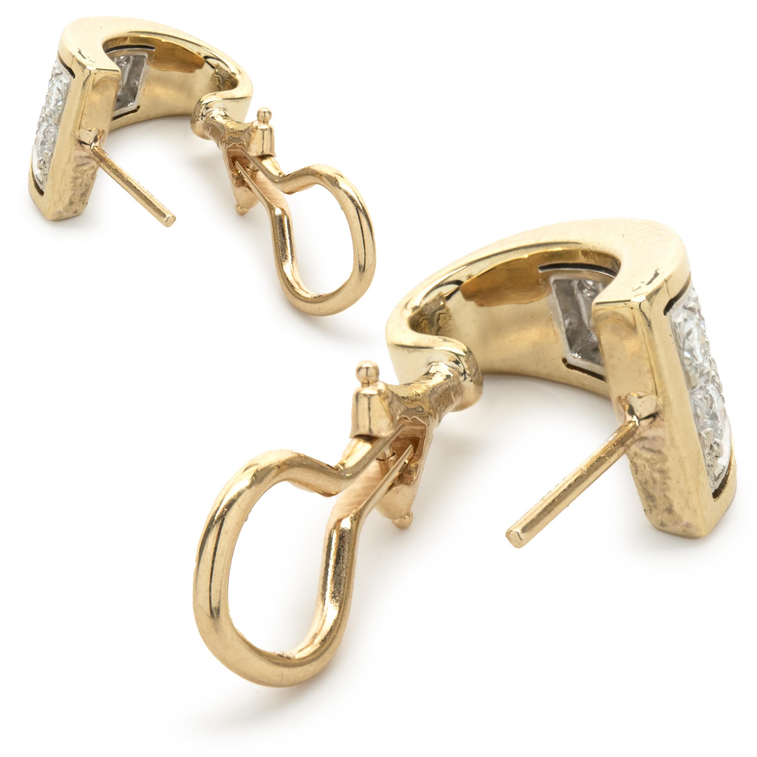 Dreieckige Huggie-Ohrringe aus 14 Karat Gelbgold mit Pavé-Diamant im Zustand „Hervorragend“ in Scottsdale, AZ