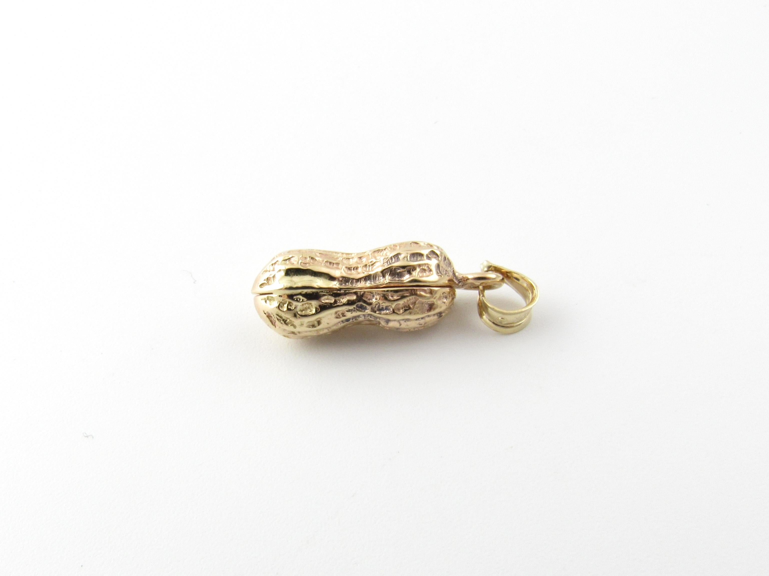 Vintage 14 Karat Yellow Gold Peanut Charm

The peanut represents good fortune and fertility!

This lovely 3D charm features a miniature peanut meticulously detailed in 14K yellow gold.

Size: 20 mm x 7 mm (actual charm)

Weight: 1.6 dwt. / 2.5