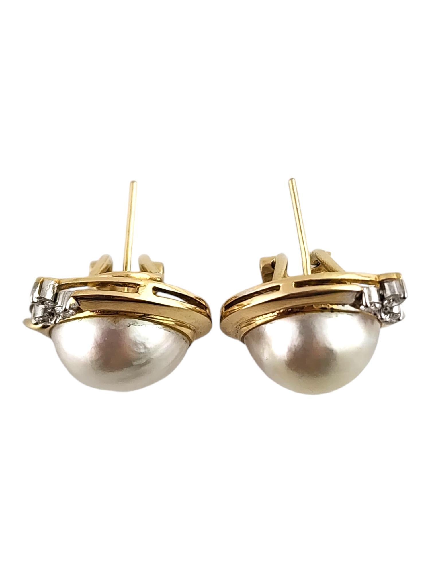 Orecchini con perle e diamanti in oro giallo 14 carati

Questo splendido set di orecchini presenta due splendide perle bianche incastonate in oro giallo 14K con 6 diamanti rotondi taglio brillante per aggiungere un bellissimo scintillio!

Peso