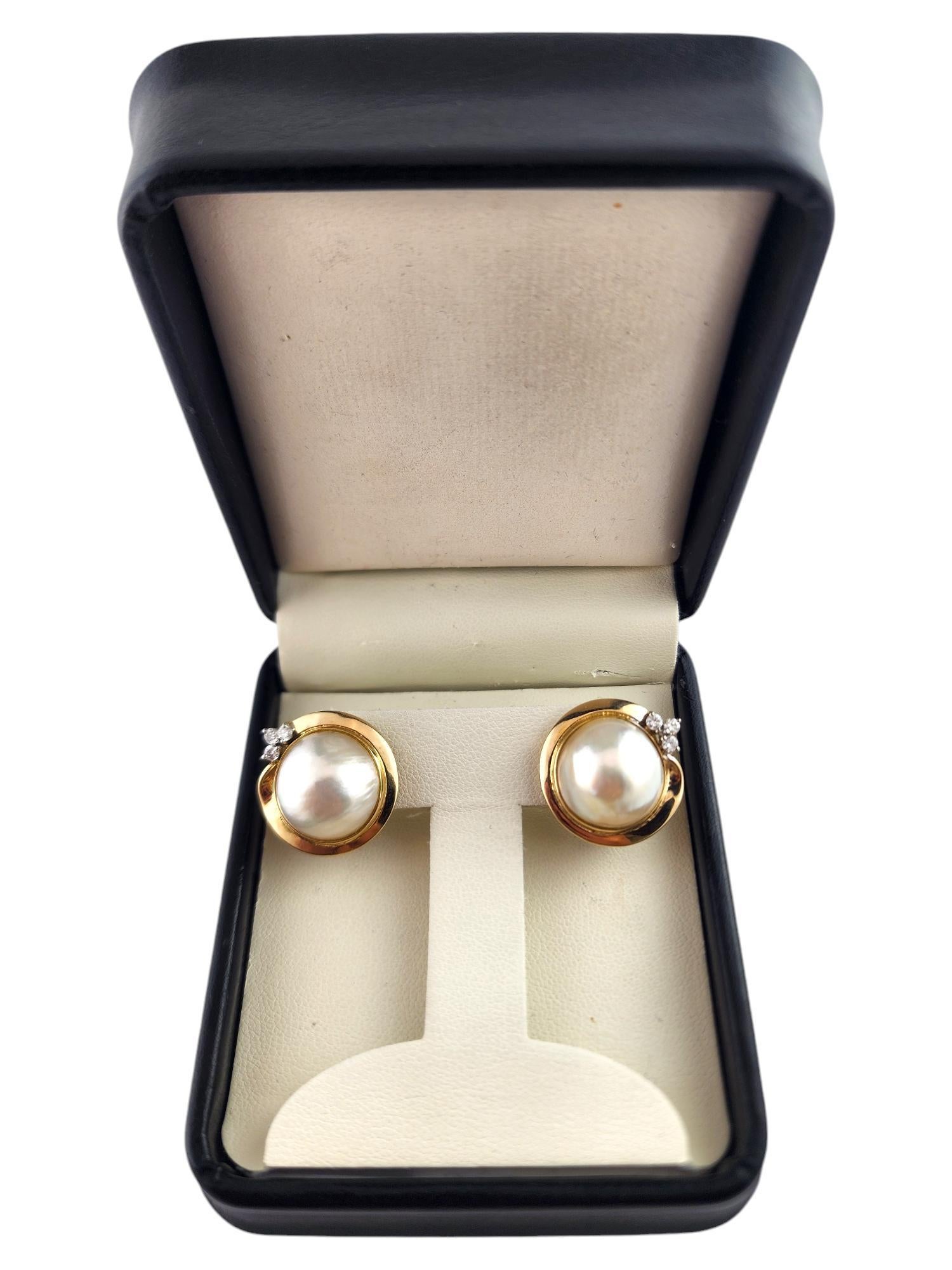 Orecchini a bottone in oro giallo 14 carati con perle e diamanti #18731 in vendita 2