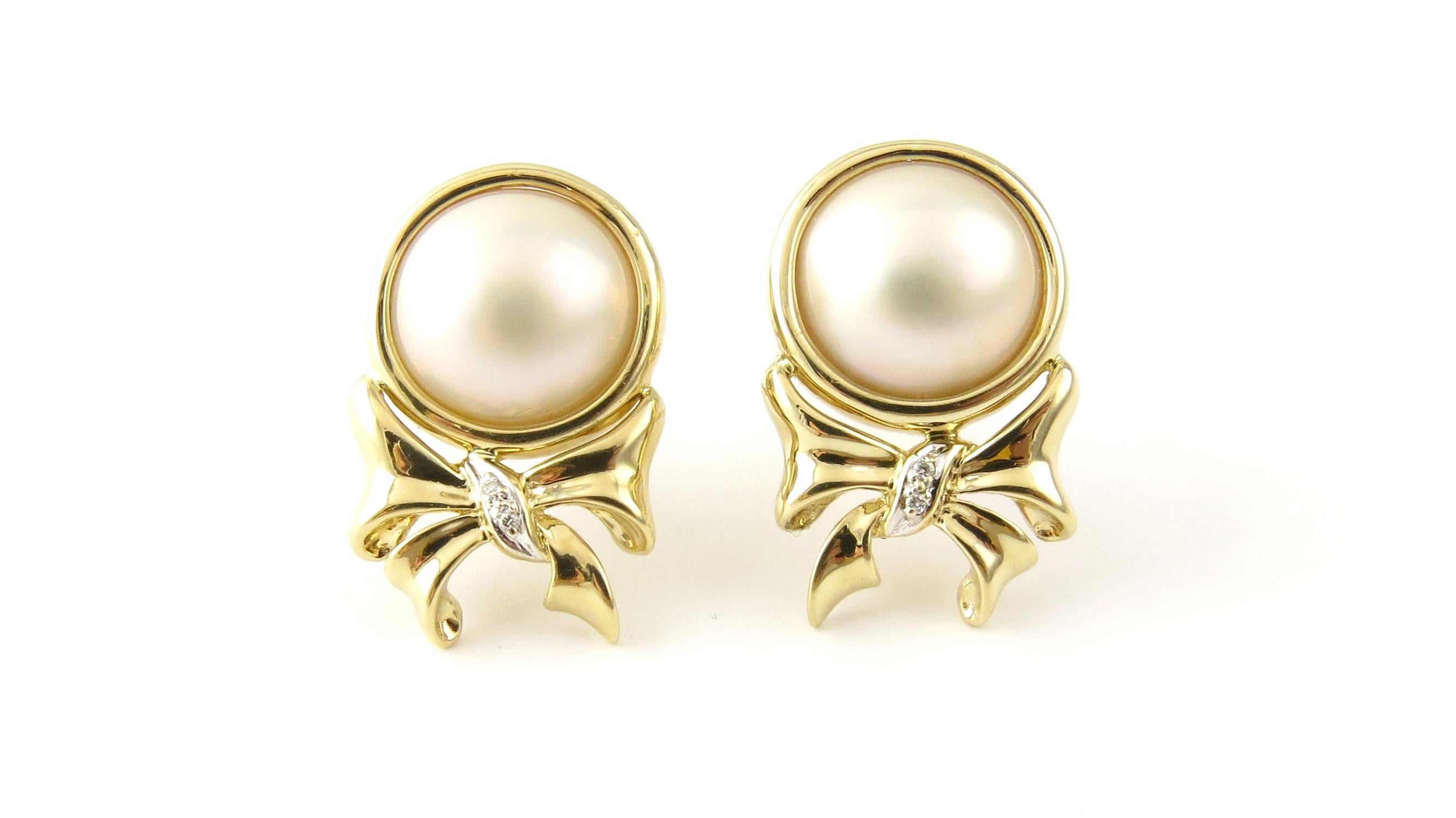 Vintage 14 Karat Yellow Gold Pearl and Diamond Earrings

These stunning clip-on earrings each feature one round pearl (12 mm) framed in beautifully detailed 14K yellow gold and accented with two round brilliant cut diamonds.

Approximate total
