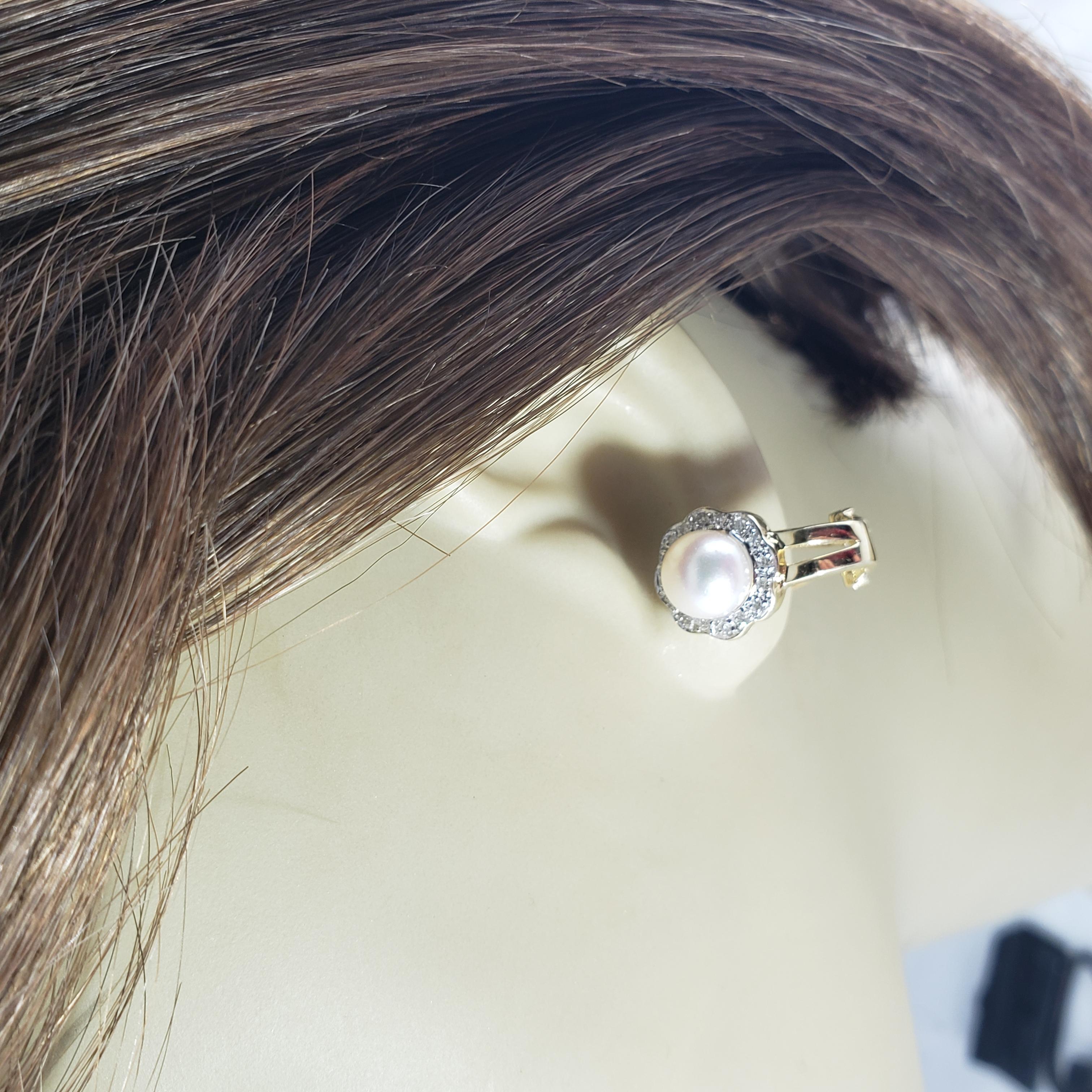 Vintage Boucles d'oreilles en or jaune 14 carats avec perles et diamants-...

Ces superbes boucles d'oreilles comportent chacune une perle ronde de 7 mm, rehaussée de 16 diamants ronds de taille brillant sertis dans de l'or jaune classique