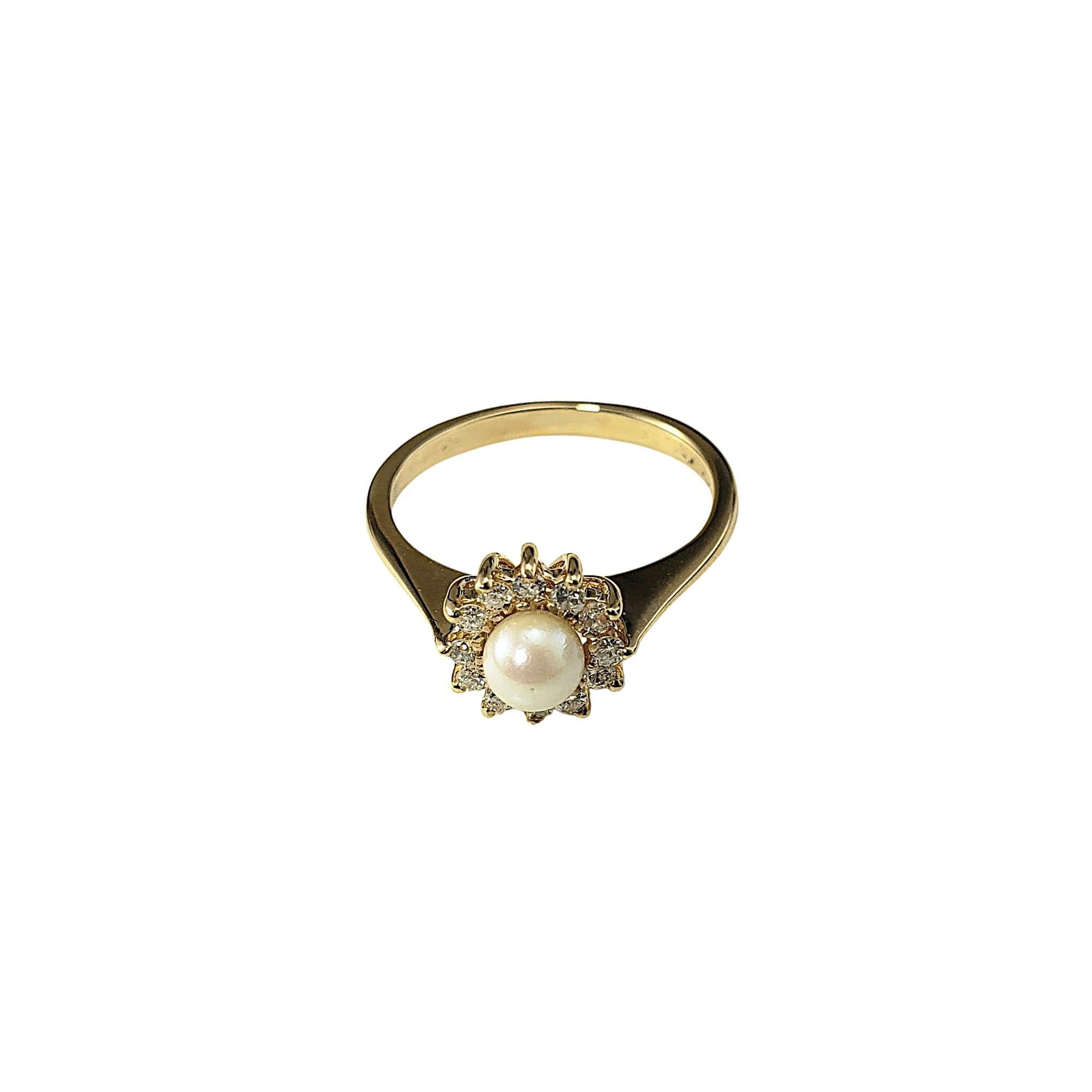 Anello aureola in oro giallo 14 carati con perle e diamanti, misura 5,25

Aggiungi un'eleganza senza tempo alla tua collezione di gioielli con questo squisito anello in oro giallo 14K. Al centro c'è una lucente perla bianca di 4 mm, splendidamente