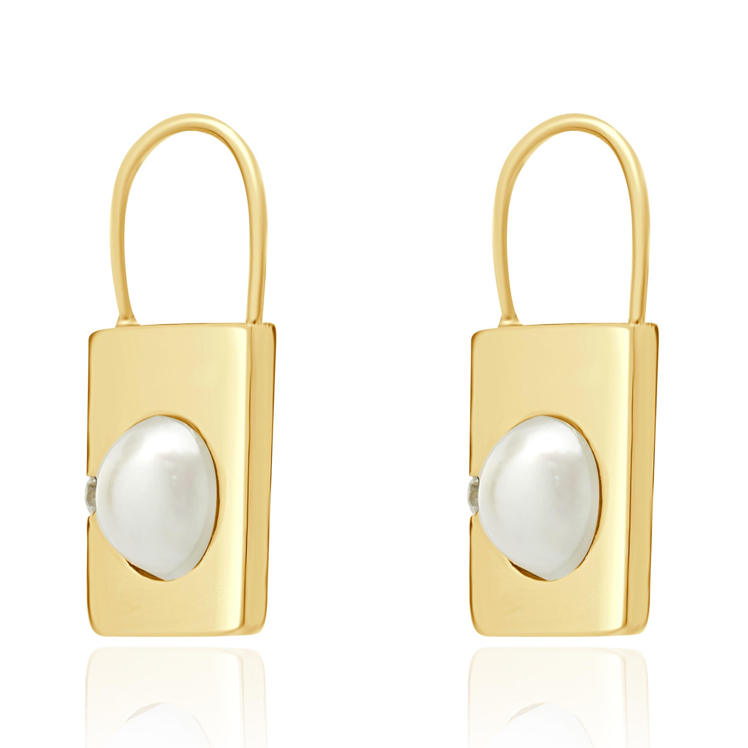 Diseñador: custom
Material: oro amarillo de 14 quilates 
Diamante: 2 talla brillante redonda = 0,10ctw
Color: G
Claridad: VS2
Peso: 6.73 gramos
Dimensiones: los pendientes miden 24 mm
