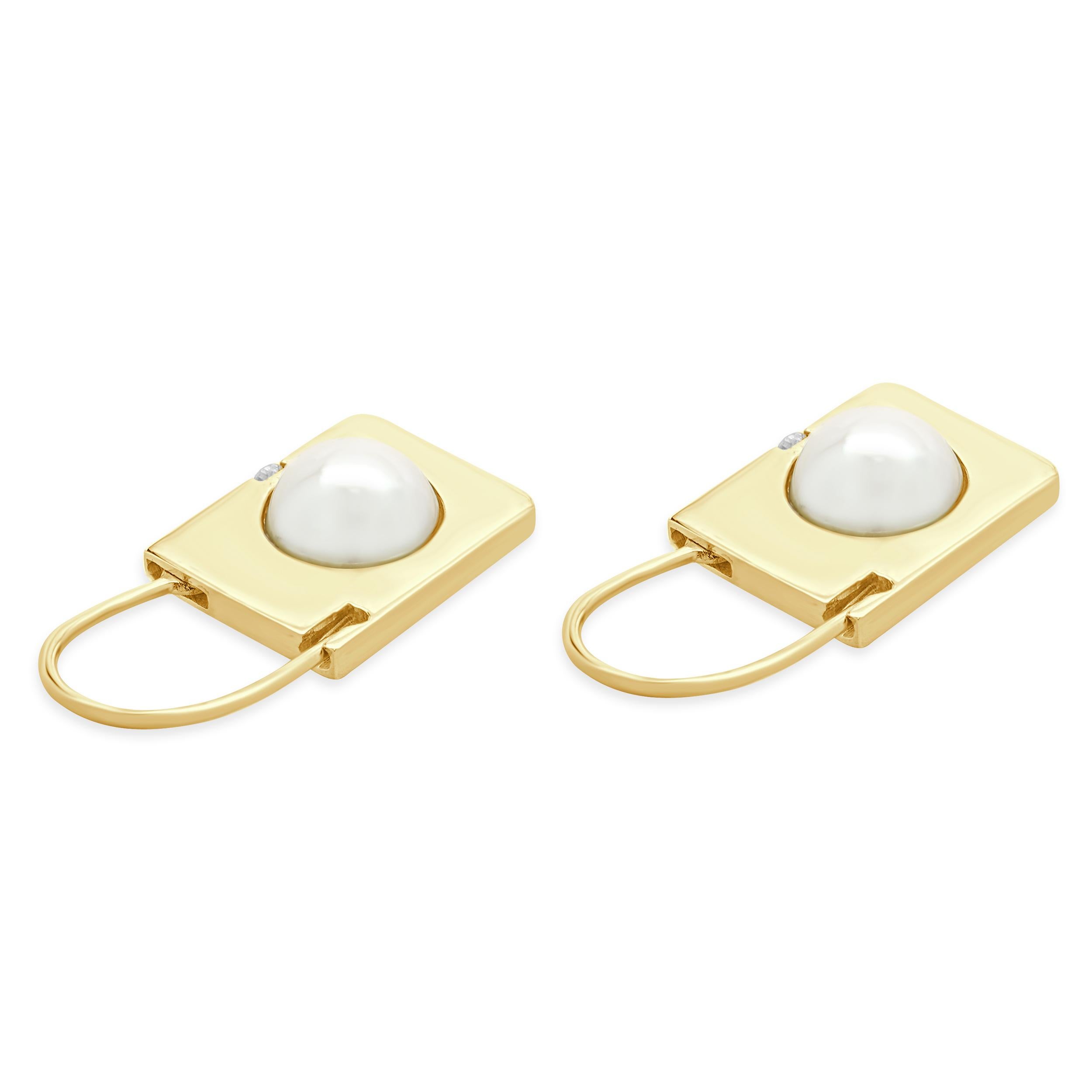 Pendientes candado de perlas y diamantes de oro amarillo de 14 quilates Corte redondo en venta