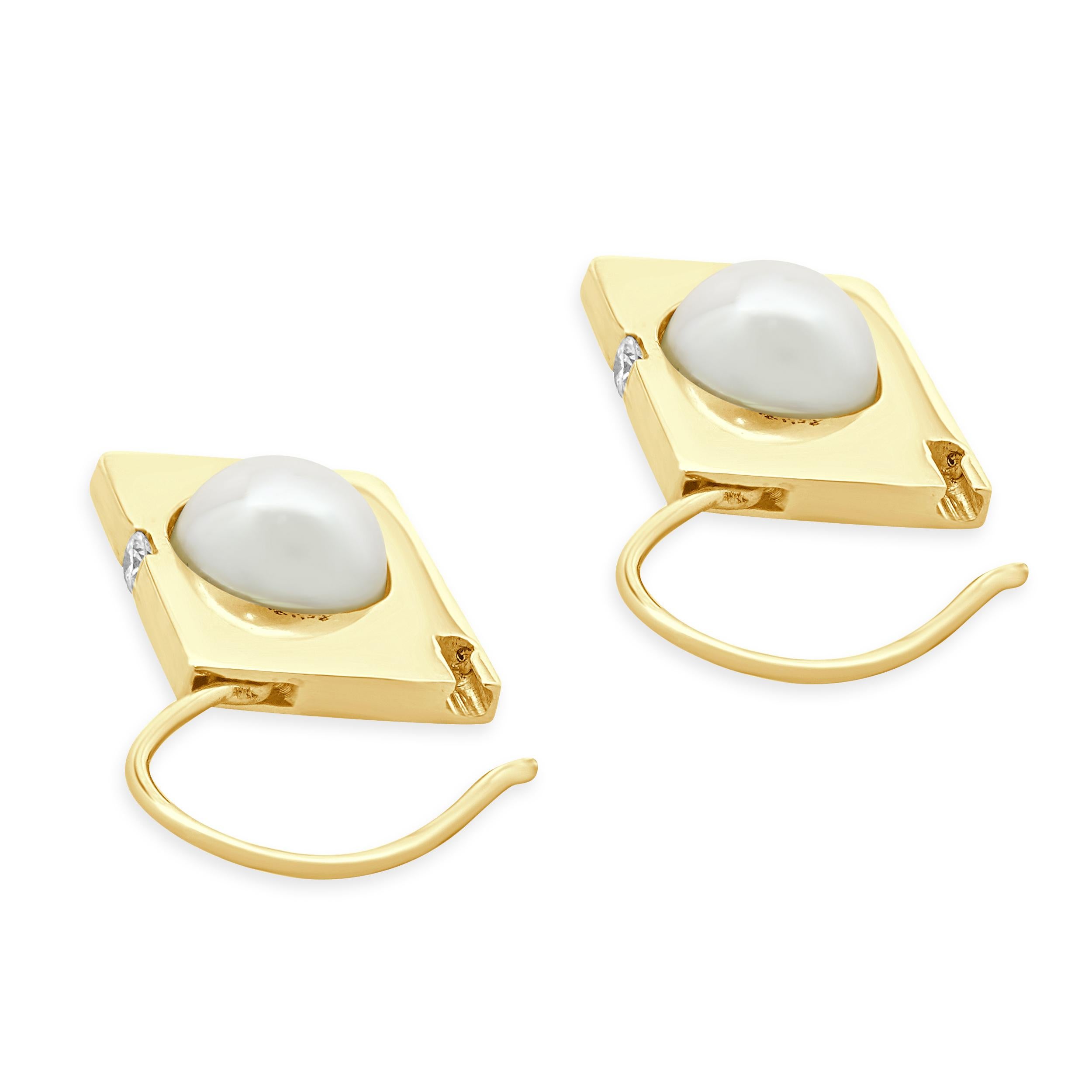 Pendientes candado de perlas y diamantes de oro amarillo de 14 quilates en Excelente estado para la venta en Scottsdale, AZ