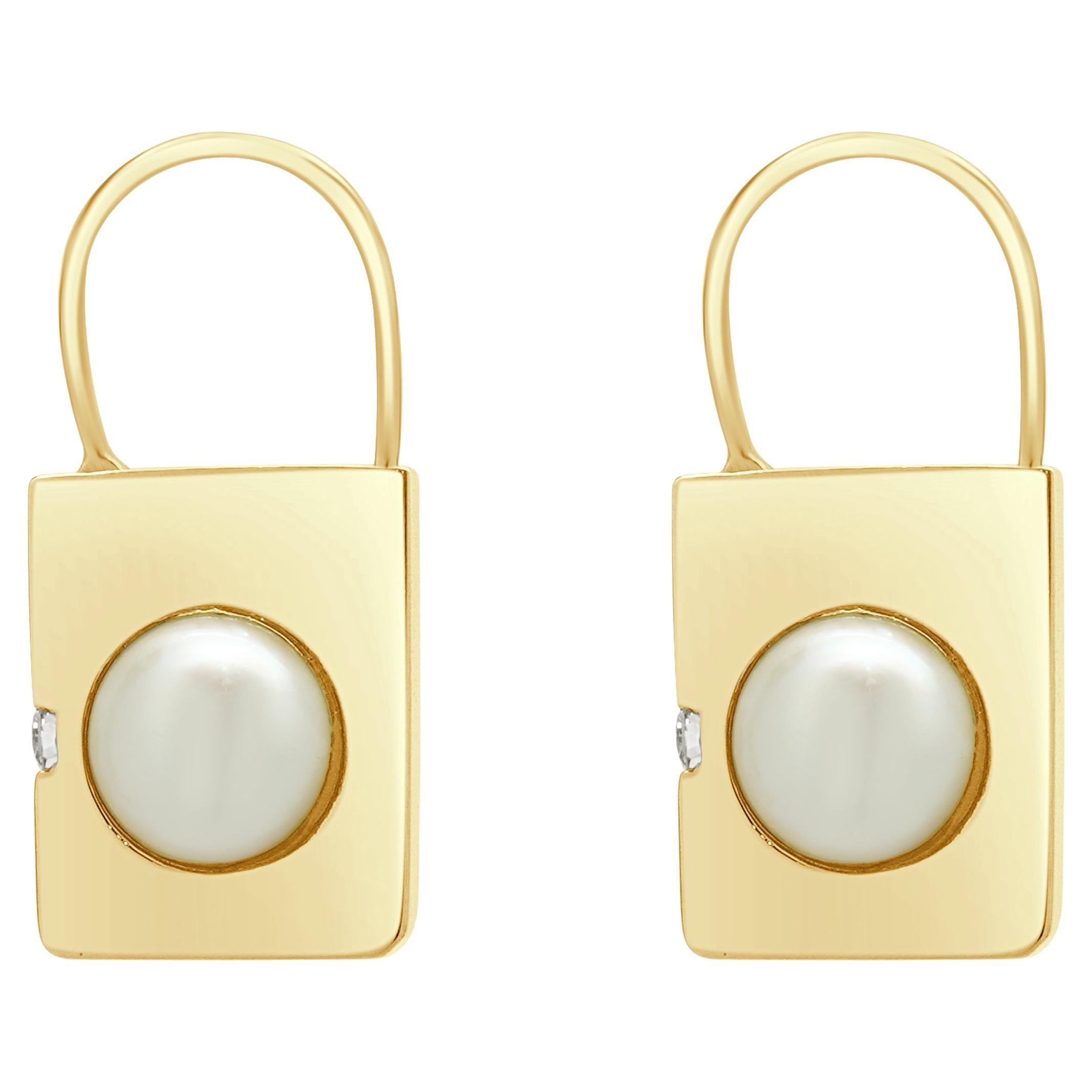 Pendientes candado de perlas y diamantes de oro amarillo de 14 quilates en venta