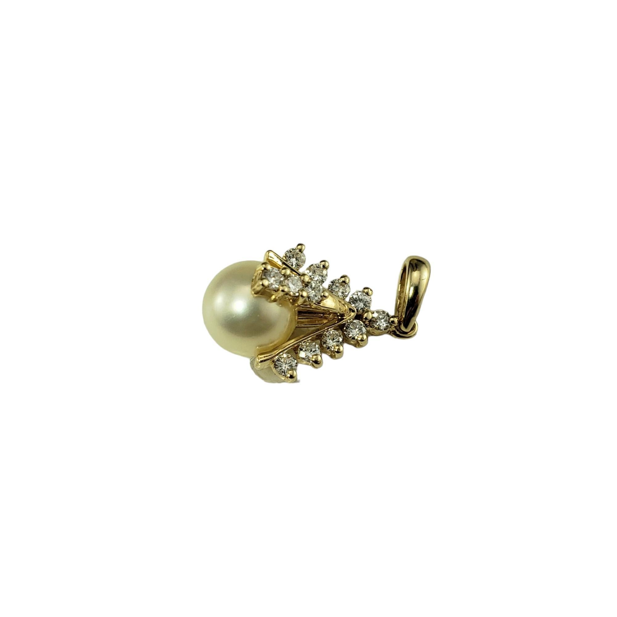 Pendentif en or jaune 14K avec perles et diamants

Cet élégant pendentif présente une perle blanche (8 mm) et 12 diamants ronds de taille brillante sertis dans de l'or jaune 14K aux détails magnifiques.

Poids total approximatif des diamants : 24