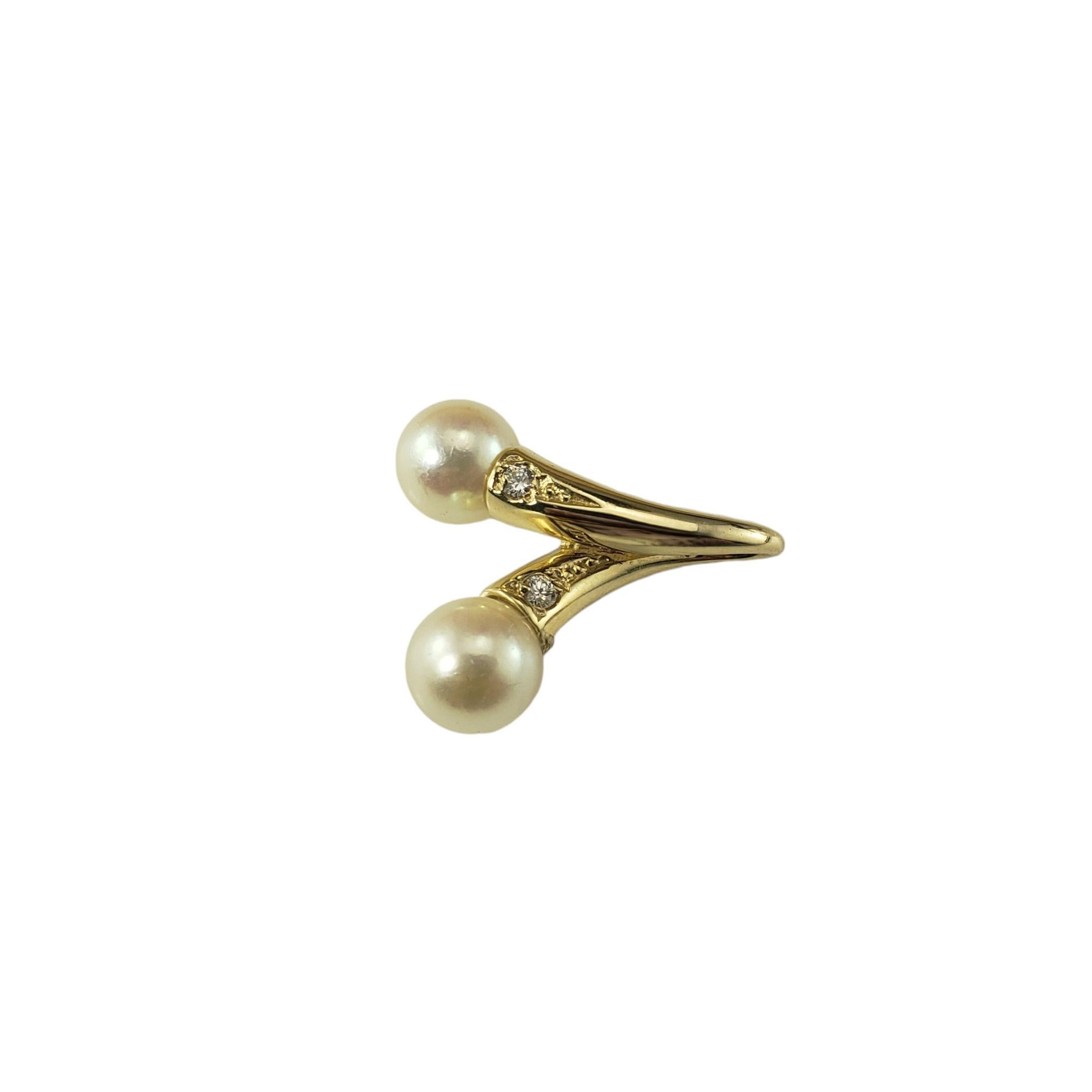14 Karat Yellow Gold Pearl and Diamond Pendant-

This elegant pendant features two round pearls (6 mm) and two round brilliant cut diamonds set in 14K yellow gold.  

Approximate total diamond weight: .01 ct. -.02 ct.

Diamond color: G

Diamond