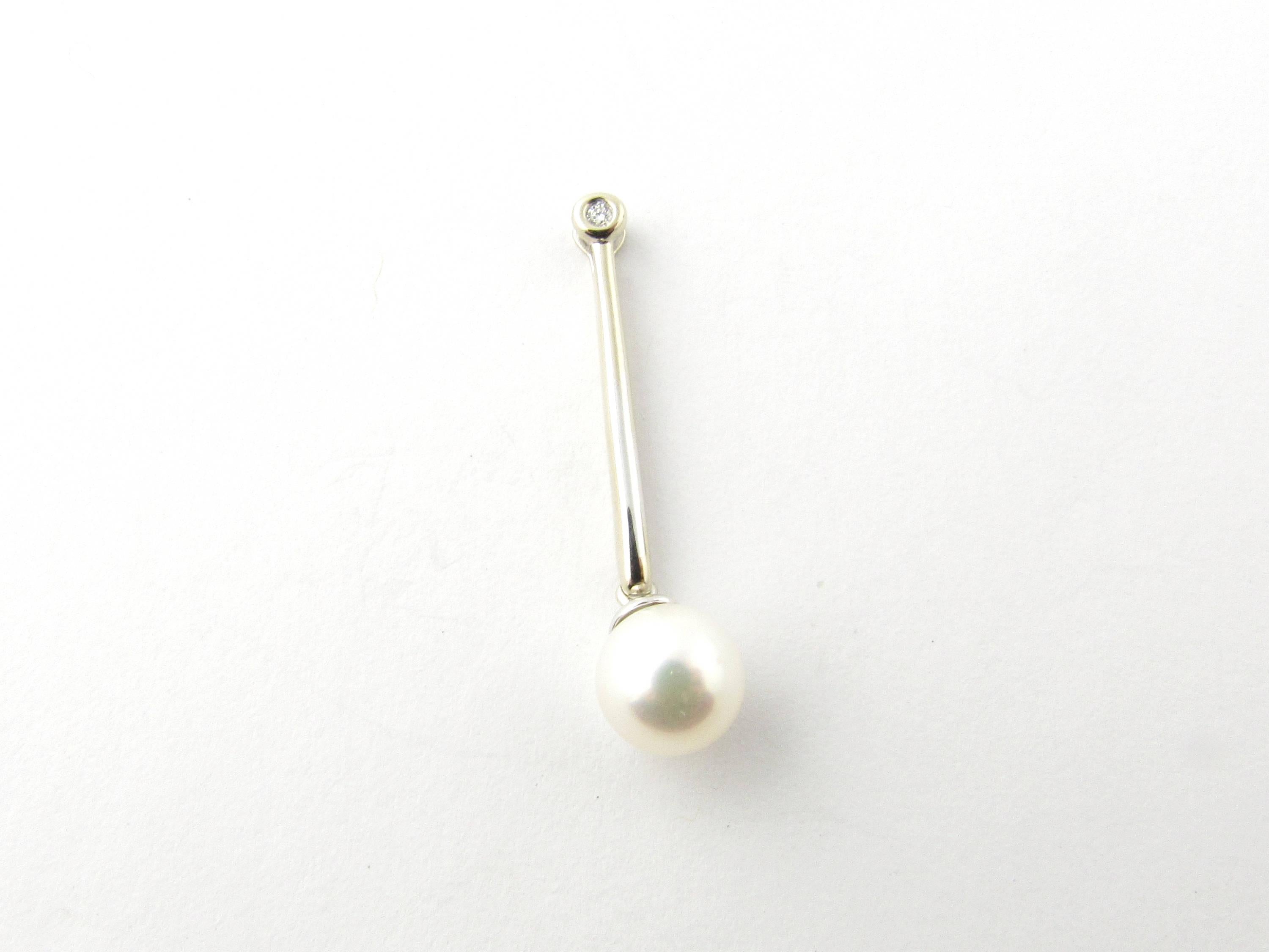 Vintage 14 Karat Yellow Gold Pearl and Diamond Pendant-

This lovely piece features a dangling 7 mm cultured pearl hanging from a polished 14K yellow gold pendant. Accented with one round brilliant cut diamond.

Approximate total diamond weight: .02