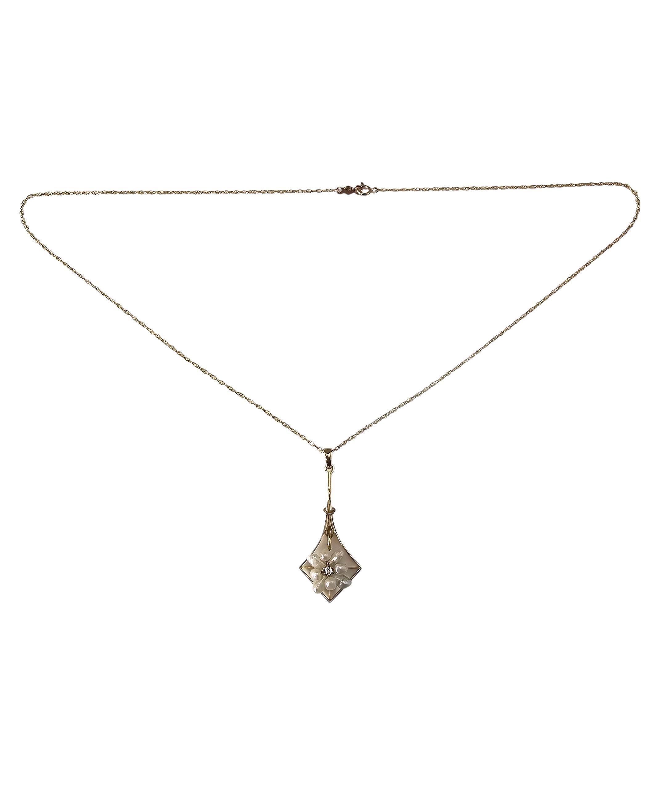 Collier à pendentifs en or jaune 14K avec perles et diamants

Cet élégant pendentif en or jaune 14 carats est conçu avec un cadre géométrique aéré qui retient une grappe de perles d'eau douce avec un seul diamant taille ancienne en son centre,