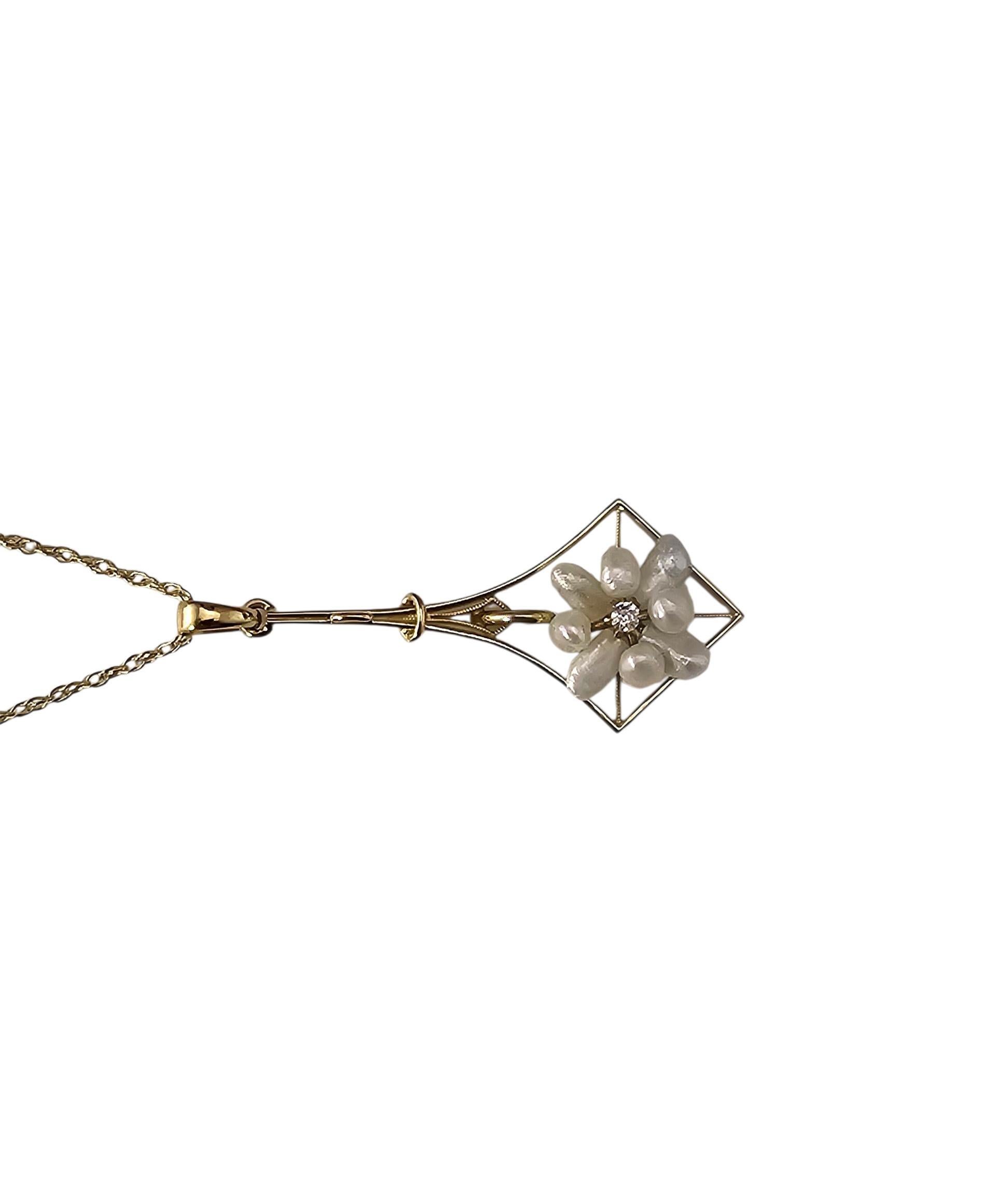 Contemporain Collier en or jaune 14 carats avec pendentif en perles et diamants #23940 en vente