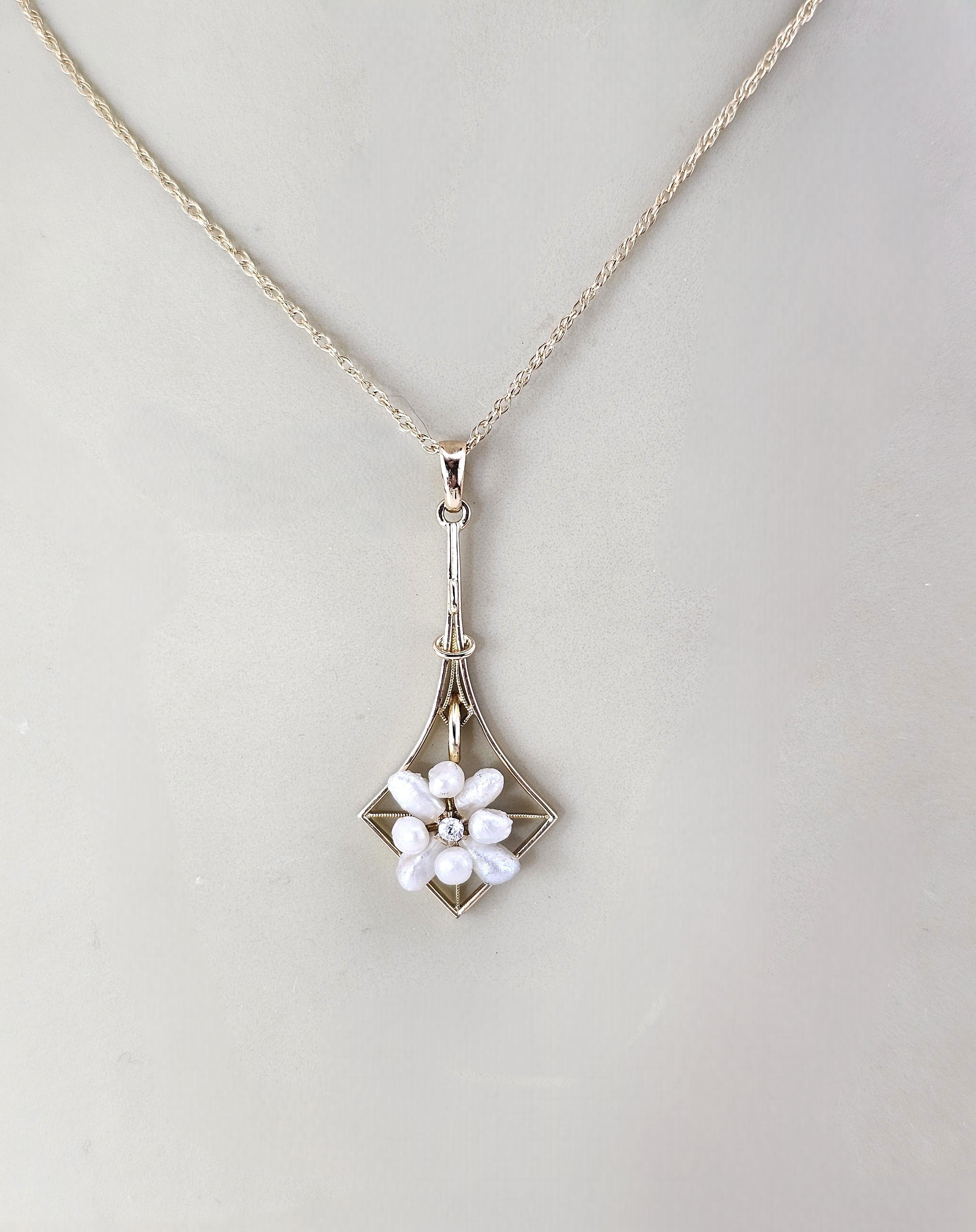 Collier en or jaune 14 carats avec pendentif en perles et diamants #23940 en vente 1