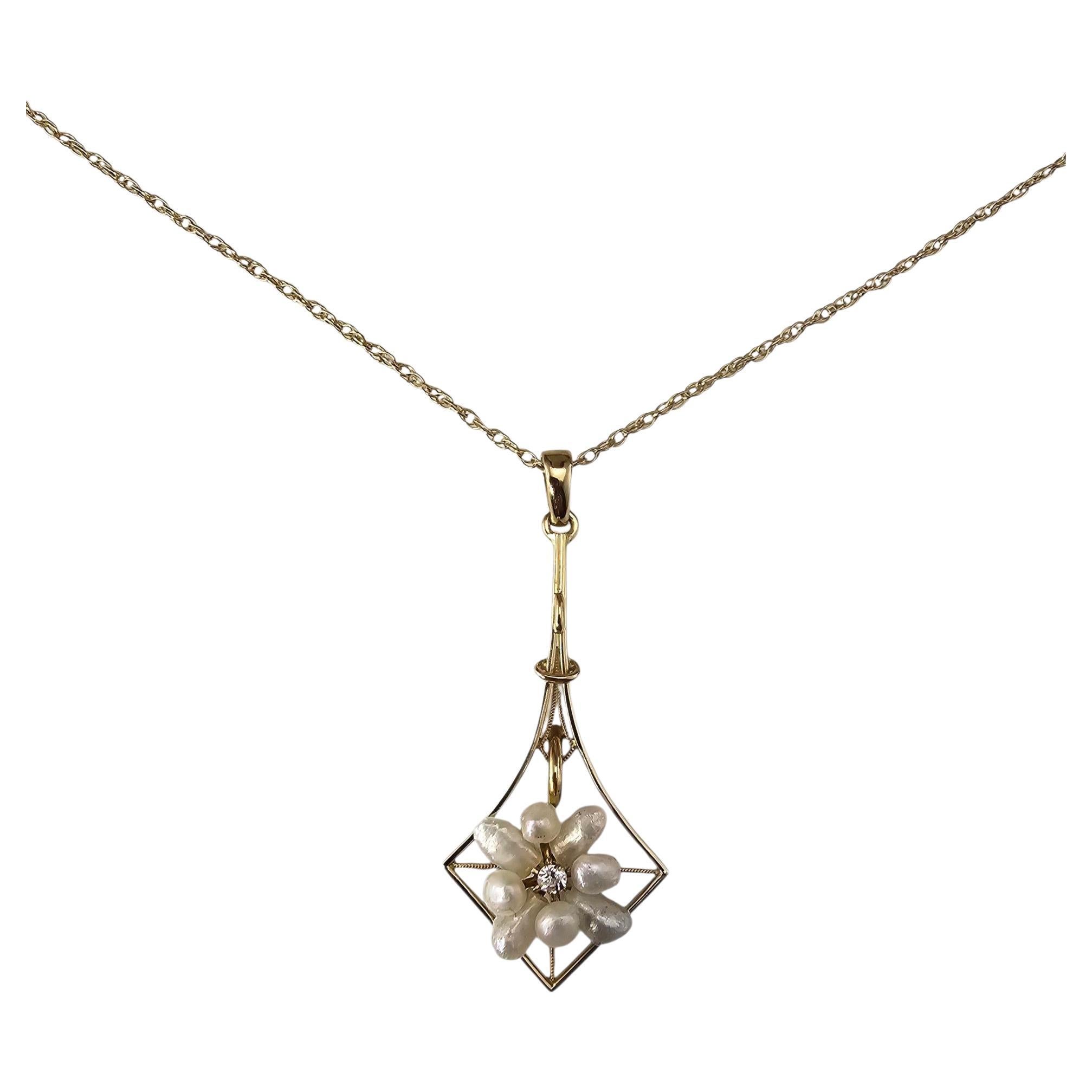 Collier en or jaune 14 carats avec pendentif en perles et diamants #23940