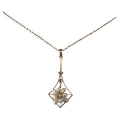 Collier en or jaune 14 carats avec pendentif en perles et diamants #23940