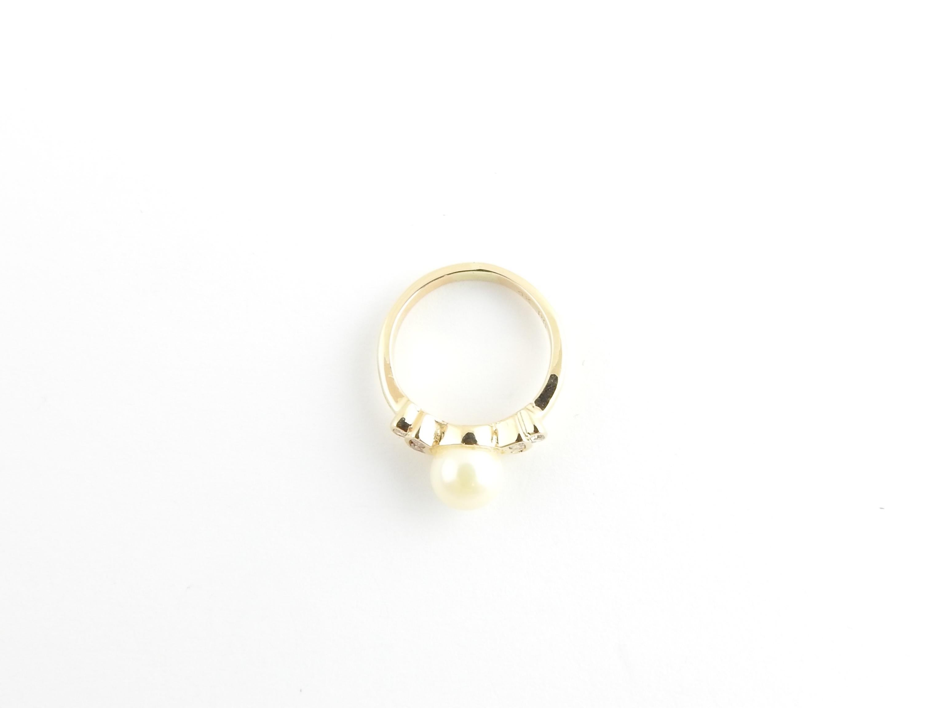 Vintage 14 Karat Yellow Gold Pearl and Diamond Ring Size 3.25

This lovely ring features one round pearl (6 mm) and six round brilliant cut diamonds set in classic 14K yellow gold. Shank: 2 mm.

Approximate total diamond weight: .06 ct.

Diamond
