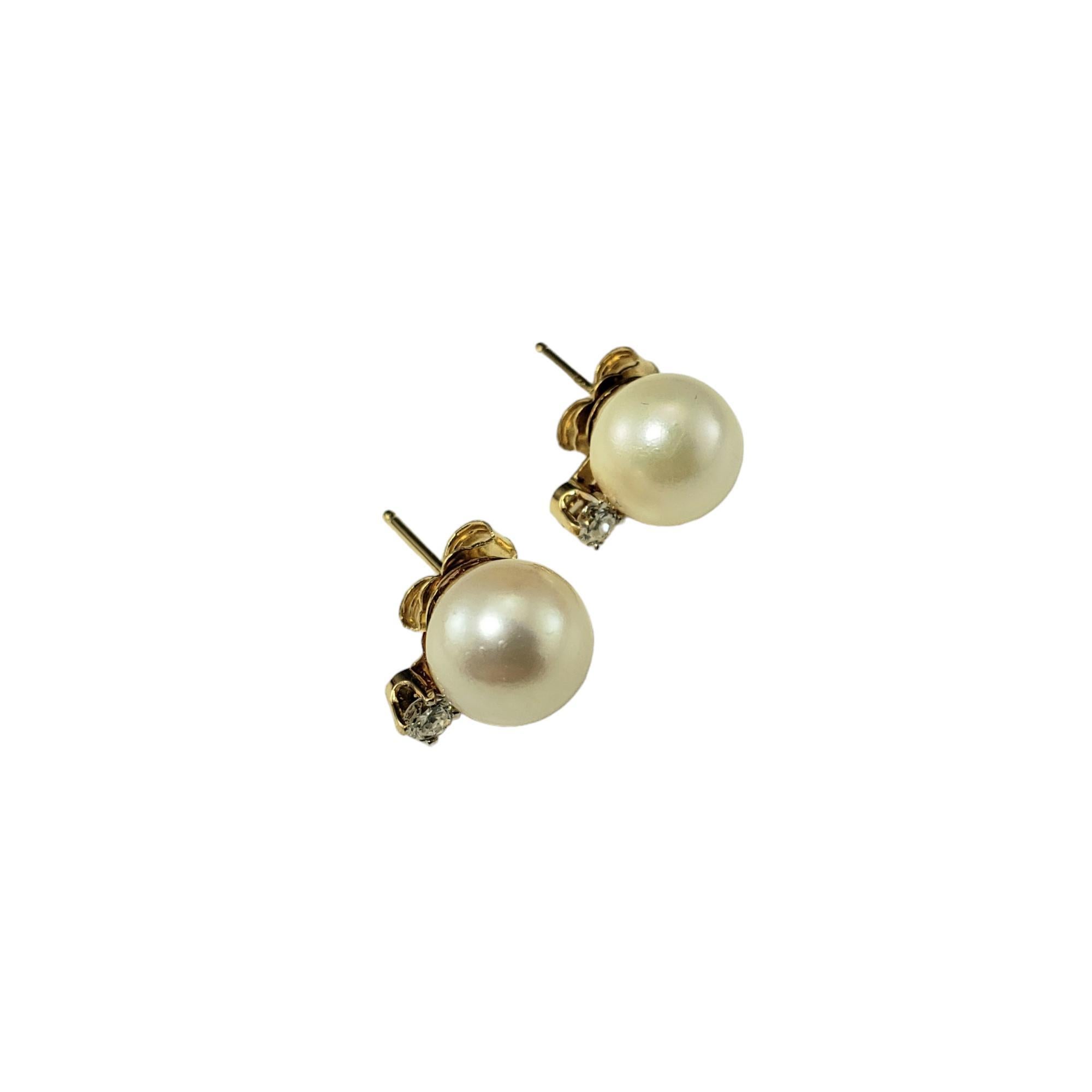 Taille brillant Clous d'oreilles en or jaune 14 carats, perles et diamants n° 17587 en vente