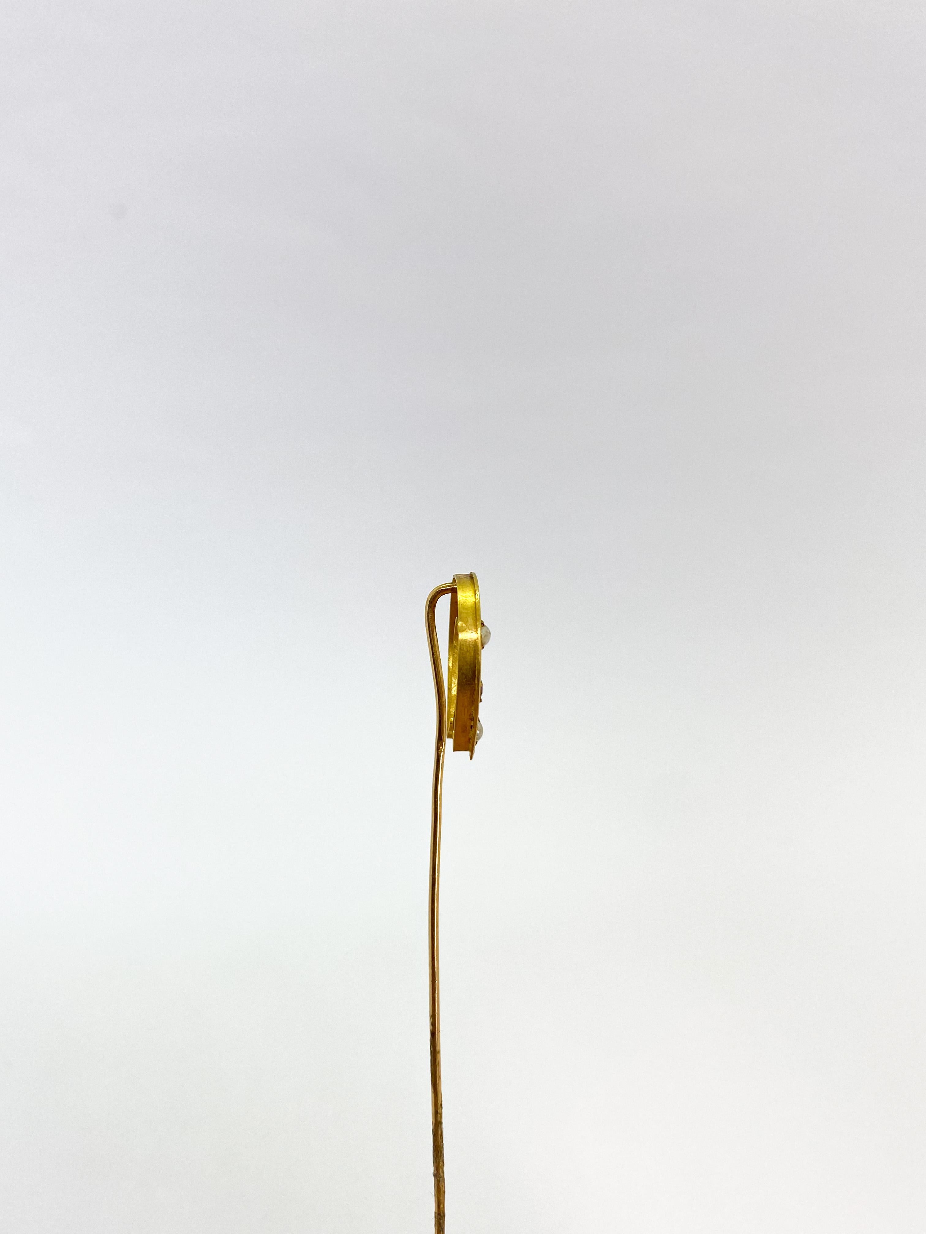 Anstecknadel aus 18 Karat Gelbgold mit Perlen und roten Steinen im Zustand „Gut“ im Angebot in Orimattila, FI