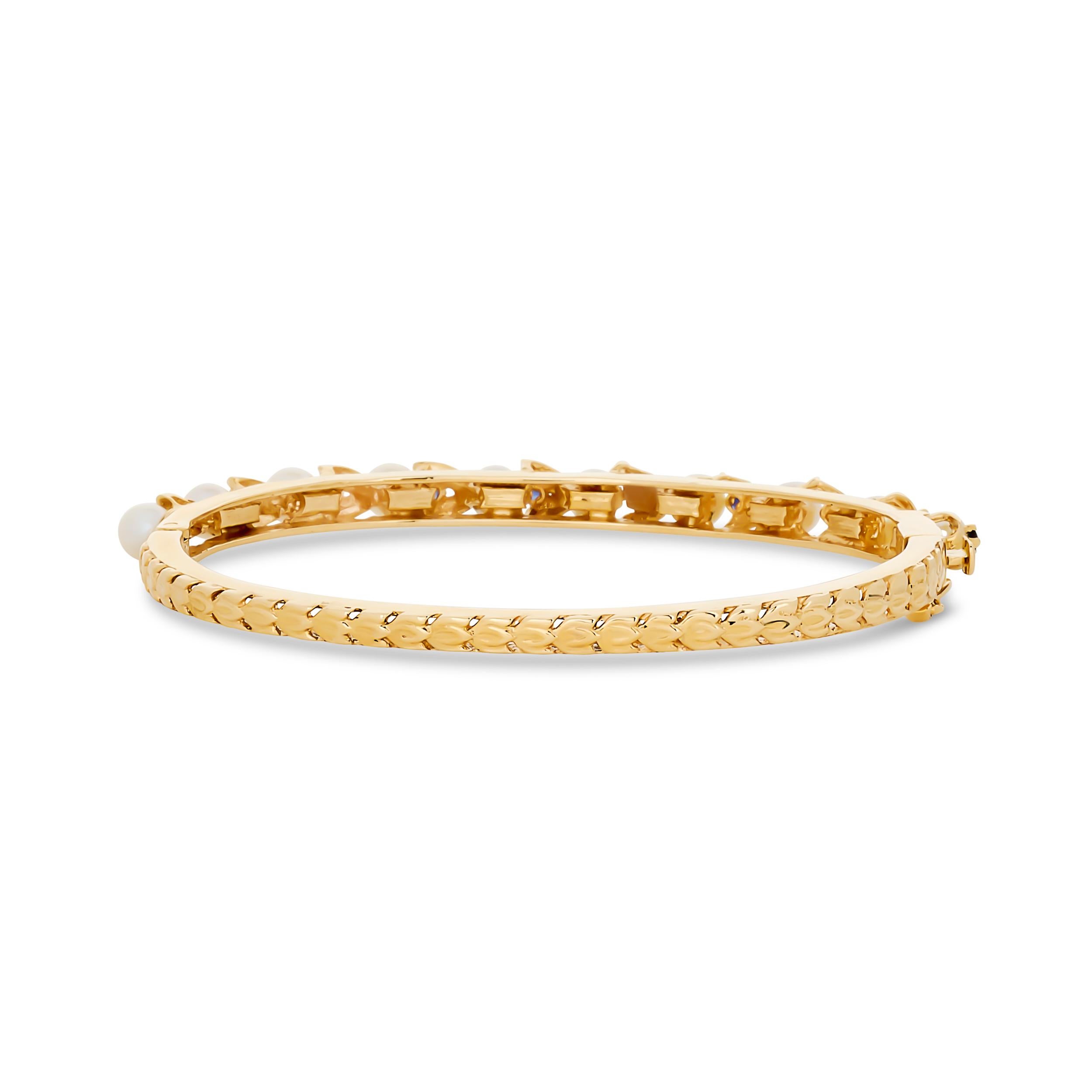 Taille ronde Bracelet jonc alterné en or jaune 14 carats, perles et saphirs en vente